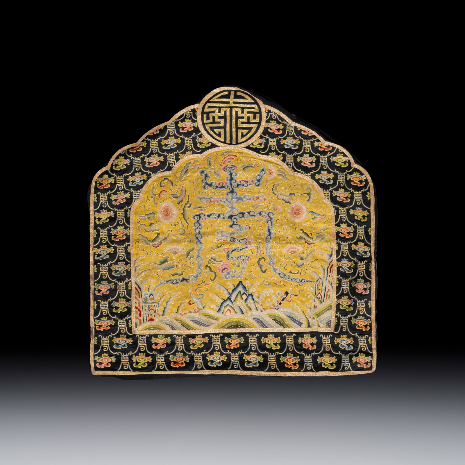 A Chinese yellow-ground silk and gold-thread embroidered 'Wan Shou' panel, 19/20th C.: A Chinese yellow-ground silk and gold-thread embroidered 'Wan Shou' panel, 19/20th C. L.: 72 cm - H.: 72 cm