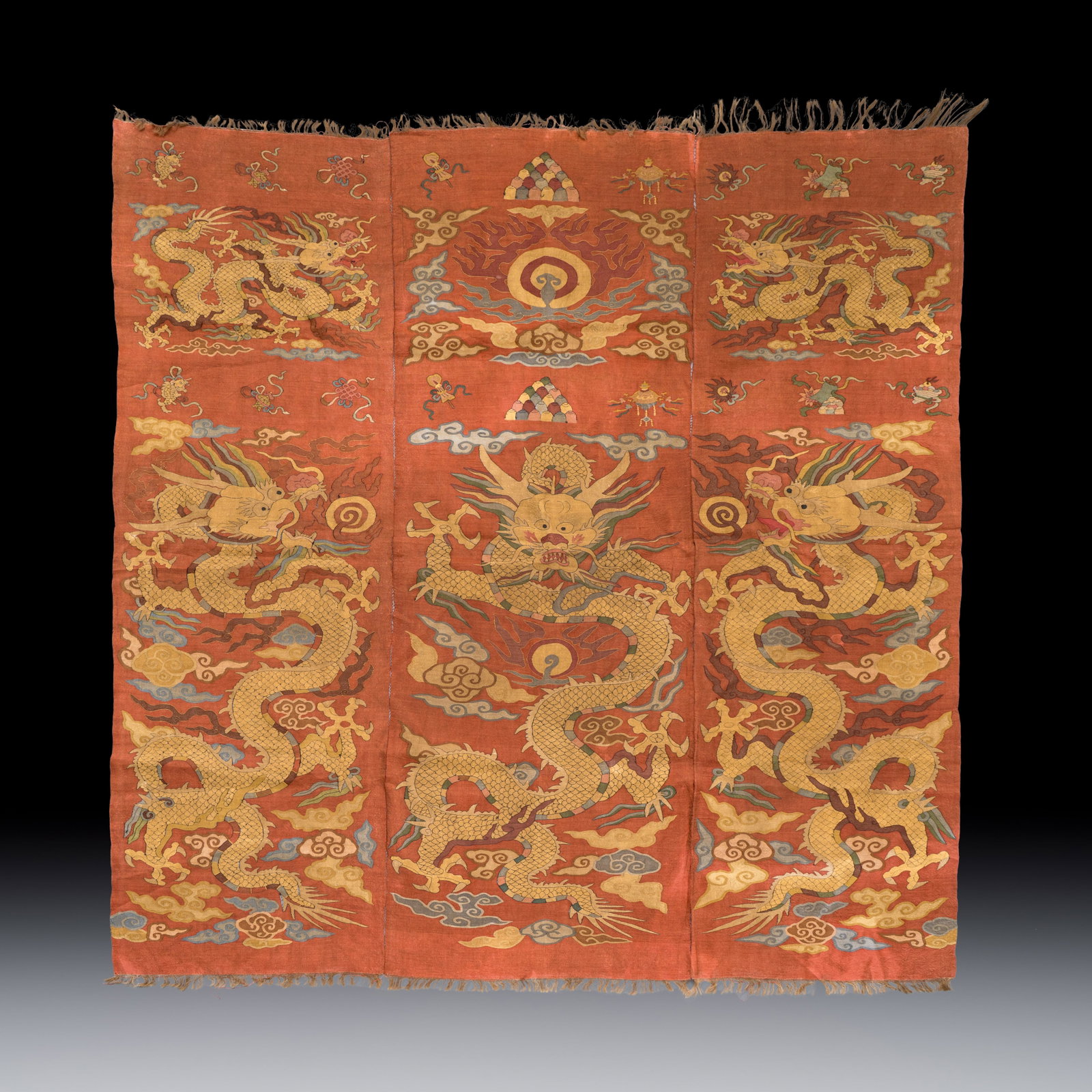 A Chinese coral-ground kesi 'Dragons' panel, 19/20th C. (1 of 2)