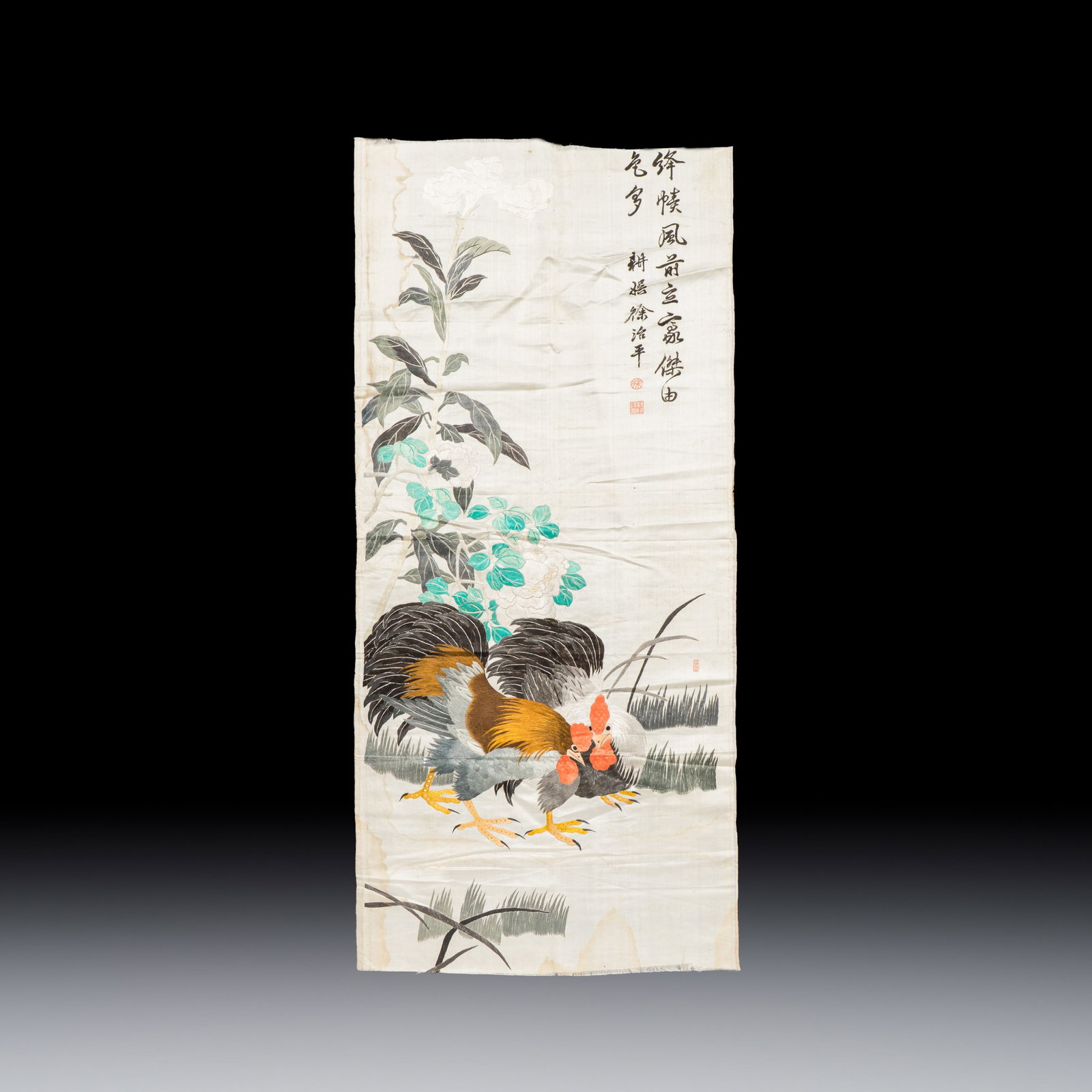 A Chinese embroidered silk 'Roosters' panel, signed Xu Zhiping, 20th C.: A Chinese embroidered silk 'Roosters' panel, signed Xu Zhiping, 20th C. L.: 120 cm - H.: 51 cm
