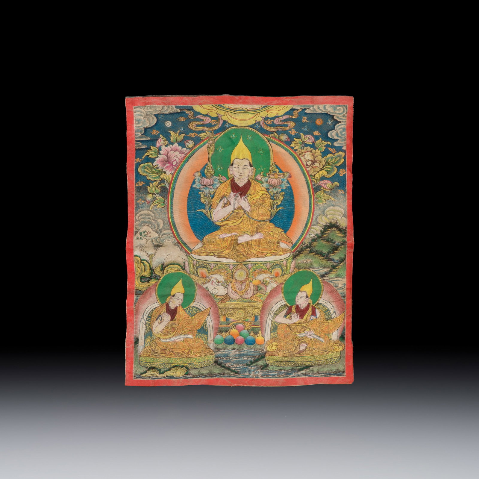 A Chinese polychrome-decorated brocade 'Padmasambhava' thangka, 20th C.: A Chinese polychrome-decorated brocade 'Padmasambhava' thangka, 20th C. L.: 40,5 cm - H.: 52,5 cm