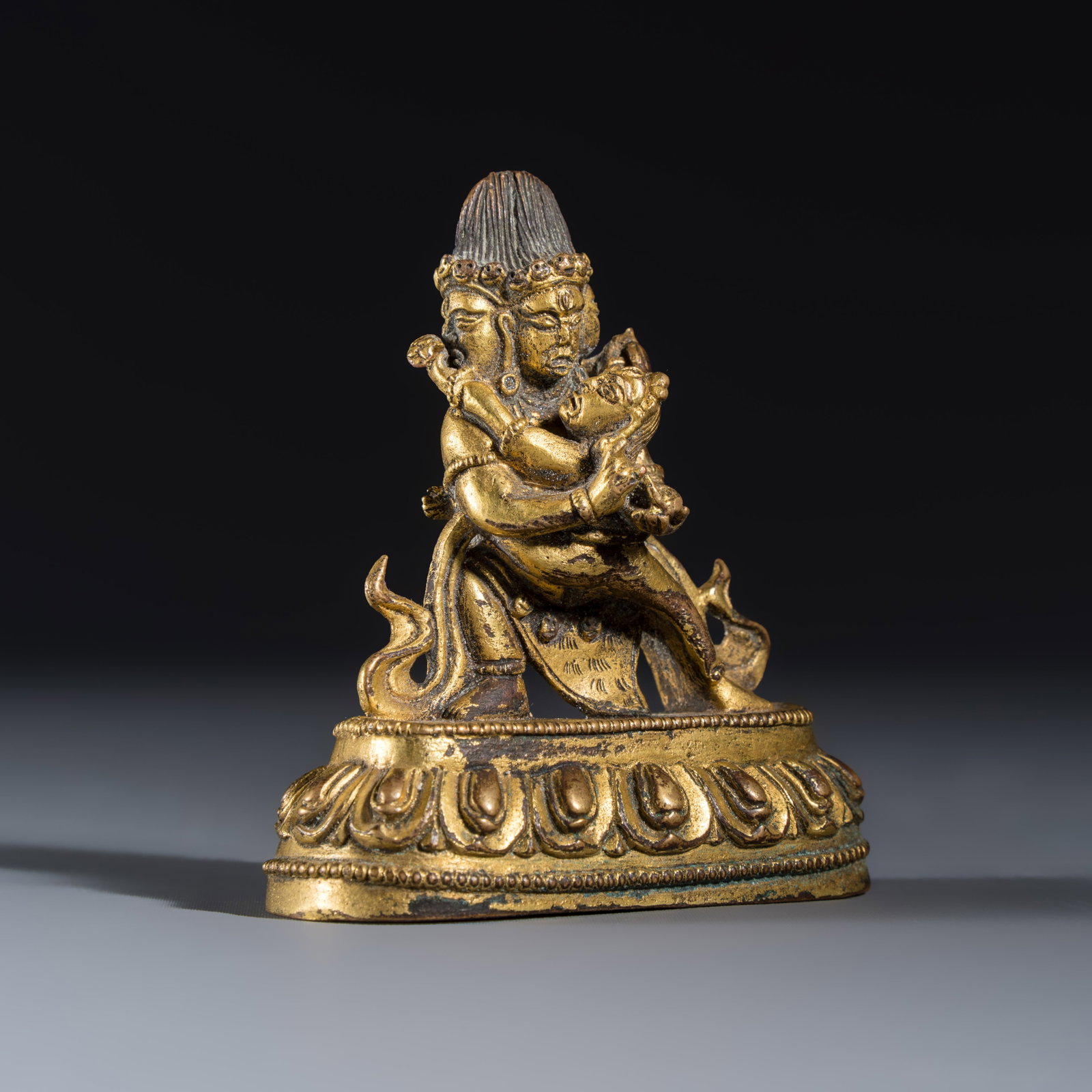 A Tibetan gilt-copper alloy group of Yogambara and Jnana Dakini, 18/19th C.: A Tibetan gilt-copper alloy group of Yogambara and Jnana Dakini, 18/19th C. H.: 7,2 cm Weight: 202 grams