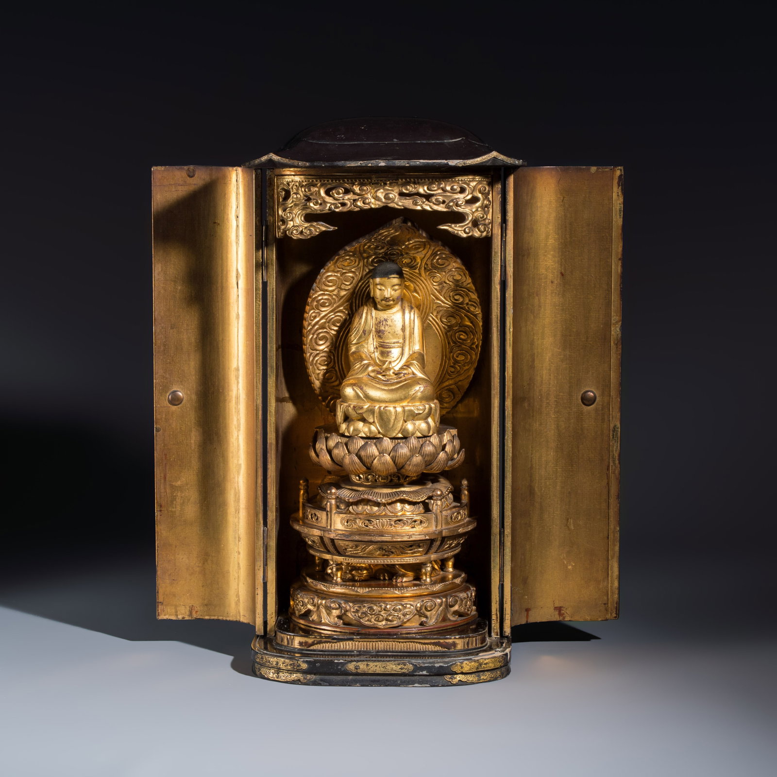 A Japanese gilt-lacquered portable shrine or zushi, Edo, 18/19th C.: A Japanese gilt-lacquered portable shrine or zushi, Edo, 18/19th C. Dim: 22,5 x 18,6 x 48,4 cm
