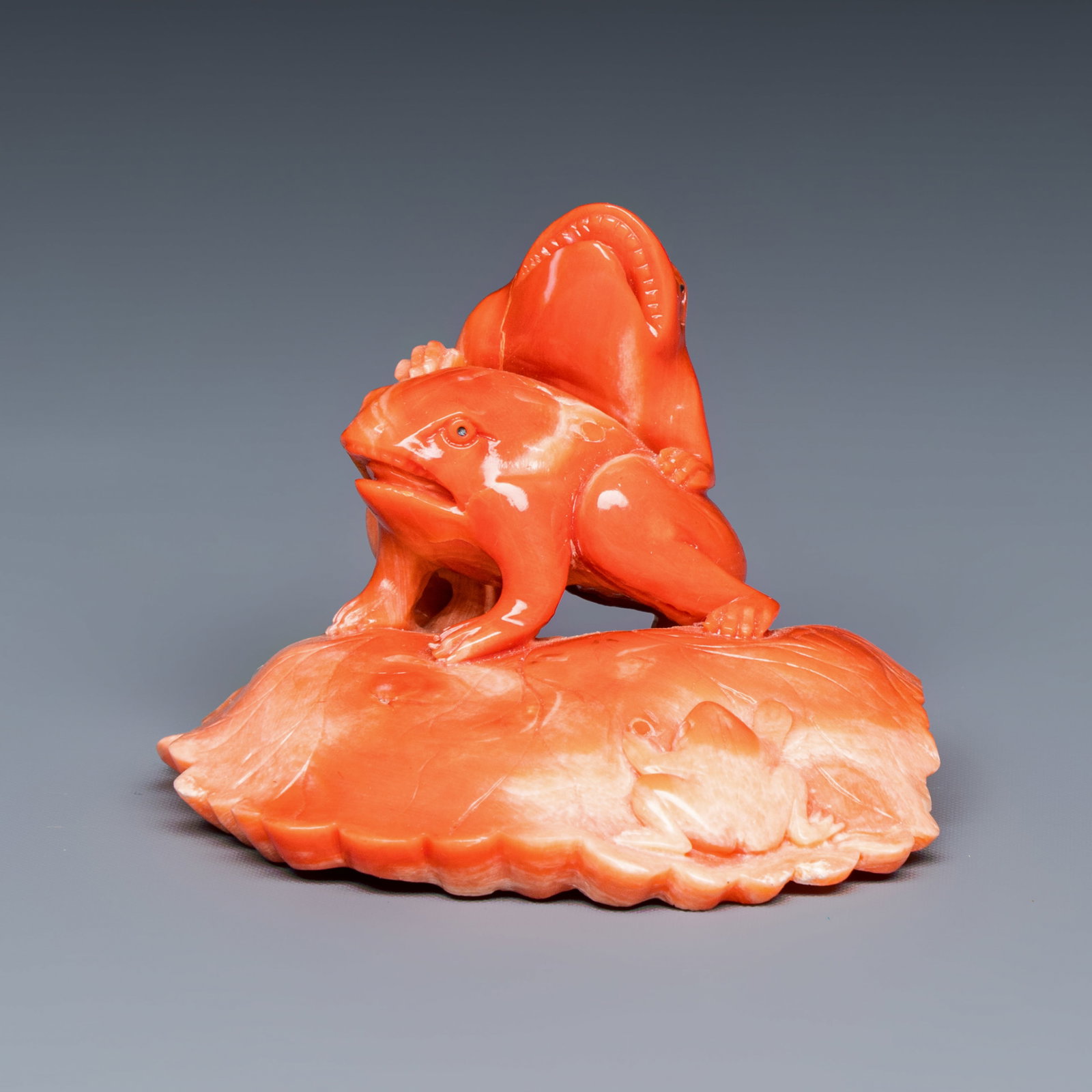 A Japanese carved red coral 'Frogs' group, Meiji, 19th C.: A Japanese carved red coral 'Frogs' group, Meiji, 19th C. Dim: 5,9 x 5,8 x 4,1 cm Weight: 64,9 grams