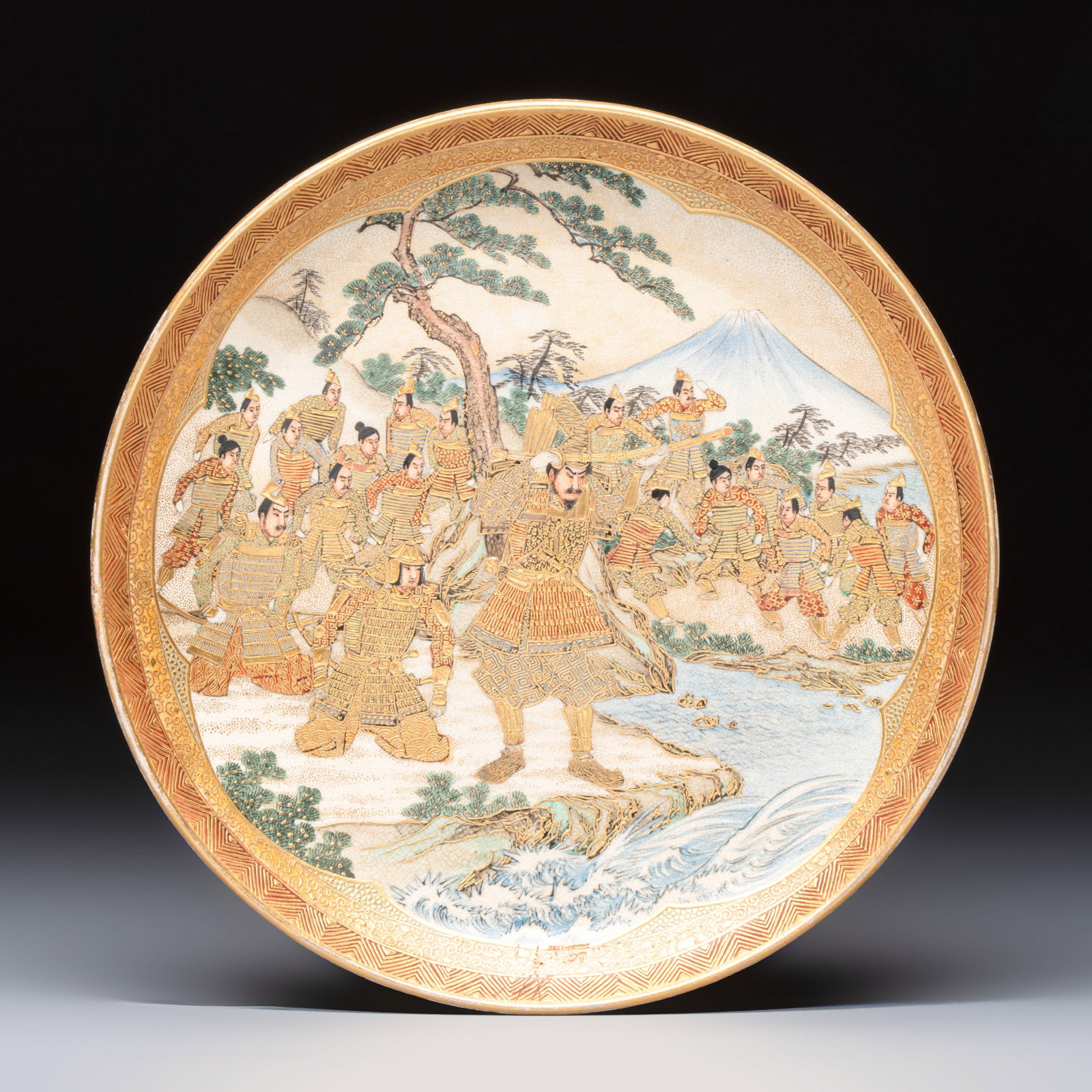 A fine Japanese Satsuma 'Samurai' plate, Meigyokuzan mark, Meiji, 19th C.: A fine Japanese Satsuma 'Samurai' plate, Meigyokuzan mark, Meiji, 19th C. Dia.: 21,9 cm