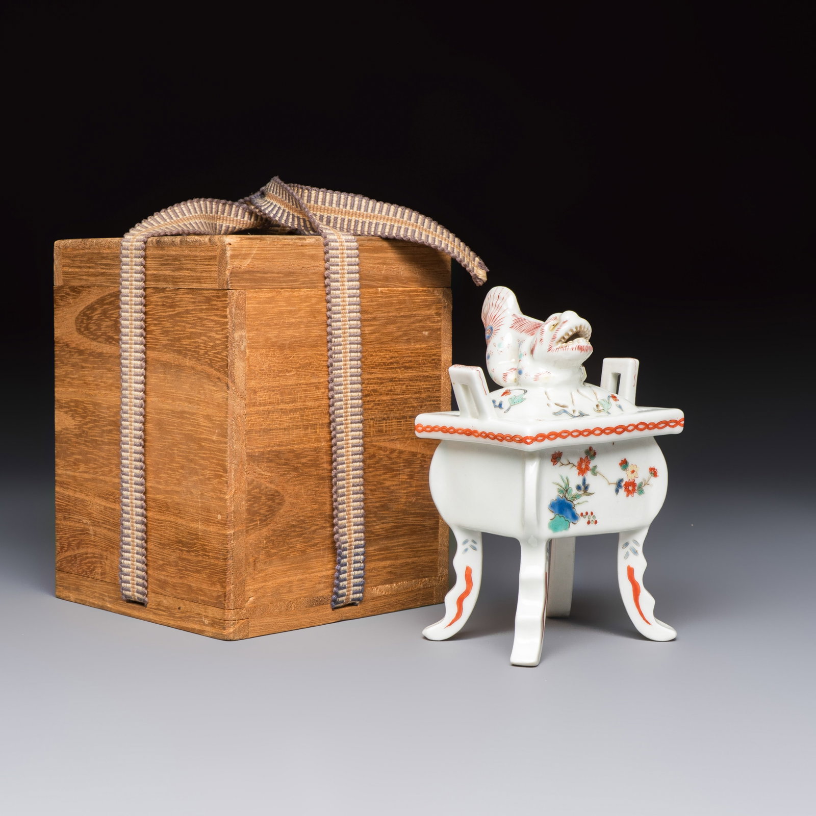 A Japanese Kakiemon censer and cover, in a tomobako, Meiji, 19th C.: A Japanese Kakiemon censer and cover, in a tomobako, Meiji, 19th C. Dim: 7,1 x 5,7 x 11,2 cm | the censer, incl. cover Dim: 10 x 9,5 x 12,8 cm | the box