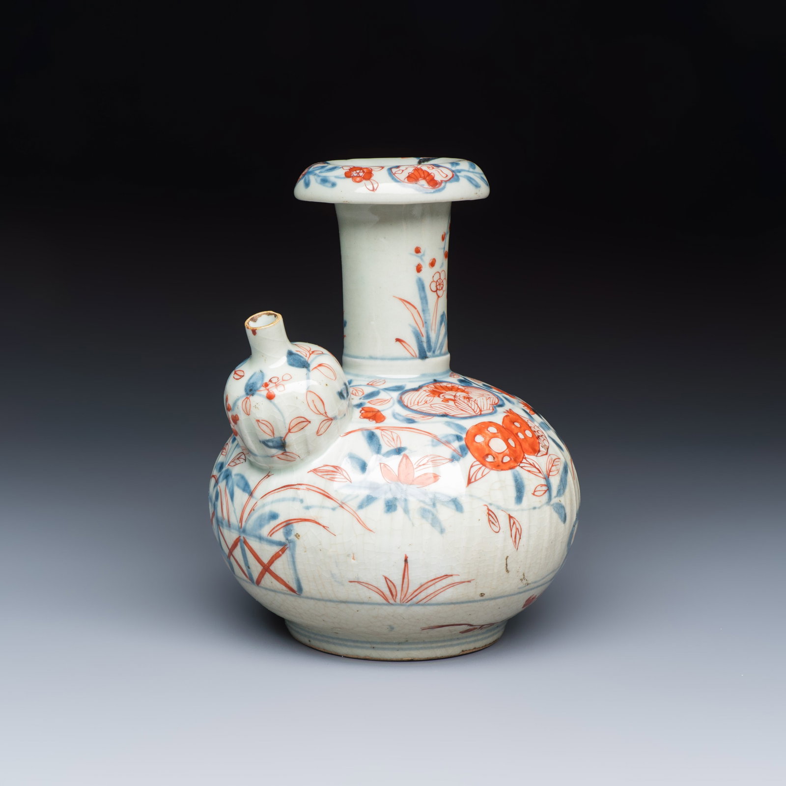 A Japanese Imari kendi with floral design, Edo, 18th C. (1 of 7)