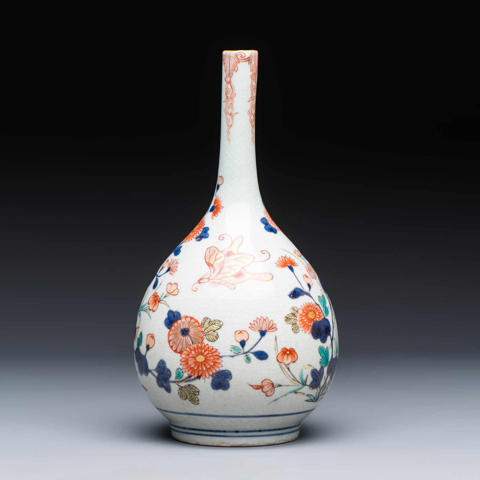 A Japanese Imari bottle vase with floral design, Edo, 17/18th C.: A Japanese Imari bottle vase with floral design, Edo, 17/18th C. H.: 23,4 cm