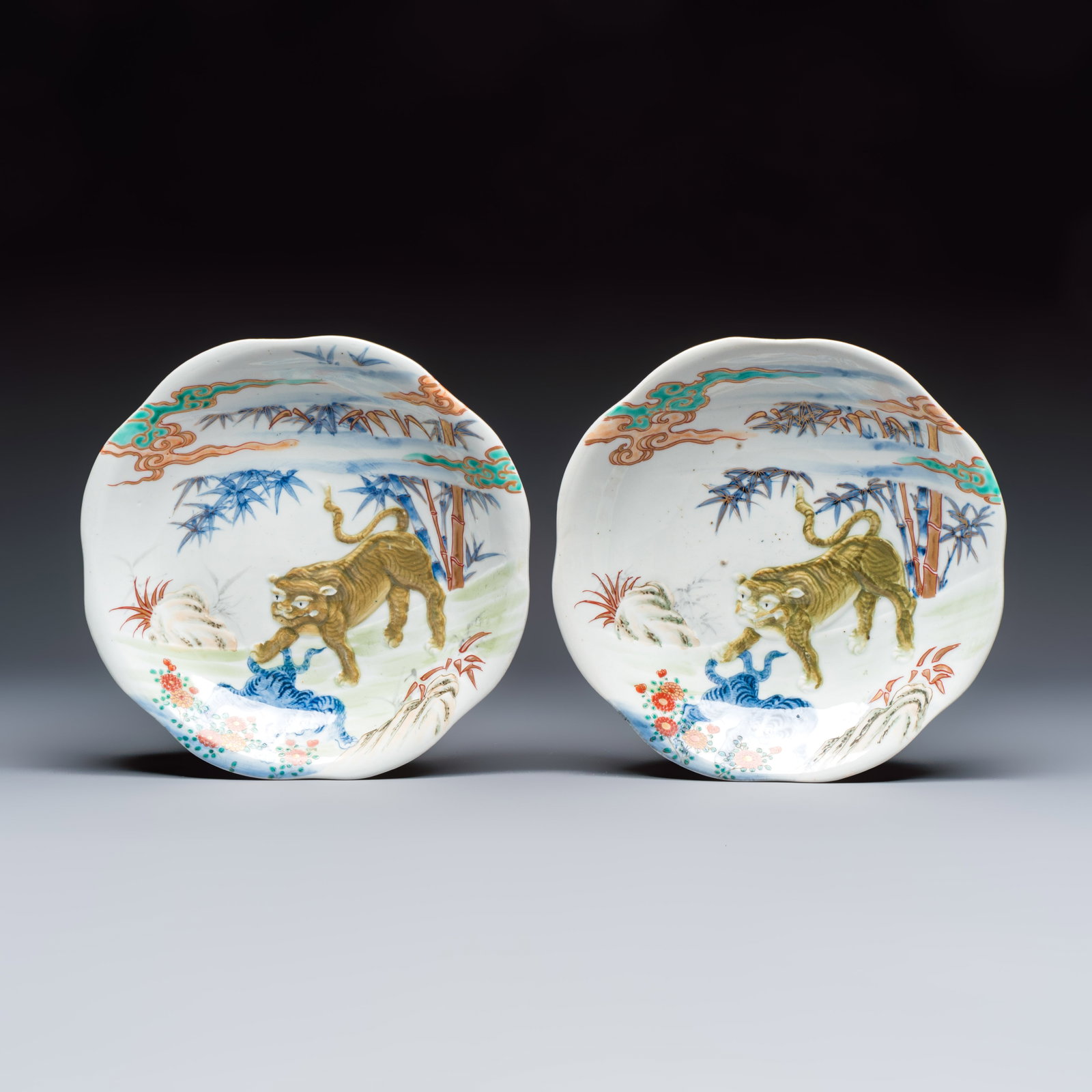 A pair of Japanese polychrome 'Tiger' dishes, 20th C.: A pair of Japanese polychrome 'Tiger' dishes, 20th C. Dia.: 27,8 cm