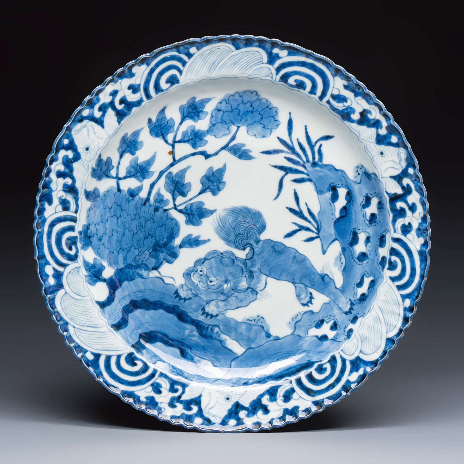A Japanese Arita blue and white 'Shishi' dish, Meiji, 19th C.: A Japanese Arita blue and white 'Shishi' dish, Meiji, 19th C. Dia.: 36,6 cm