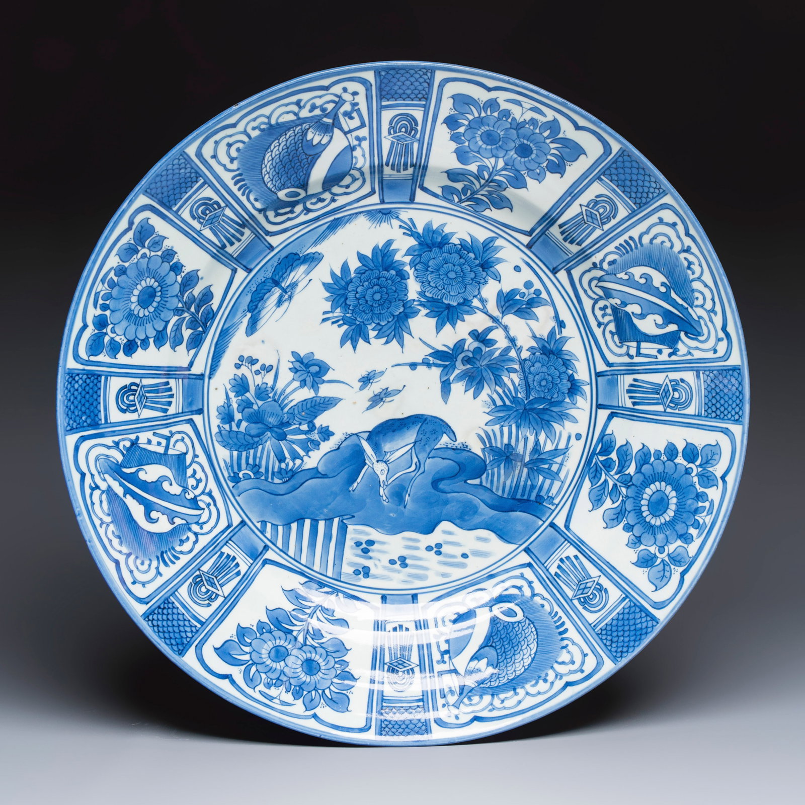 A large Japanese Arita blue and white 'Deer' charger in Kraak-style, 17/18th C.: A large Japanese Arita blue and white 'Deer' charger in Kraak-style, 17/18th C. Dia.: 54,4 cm