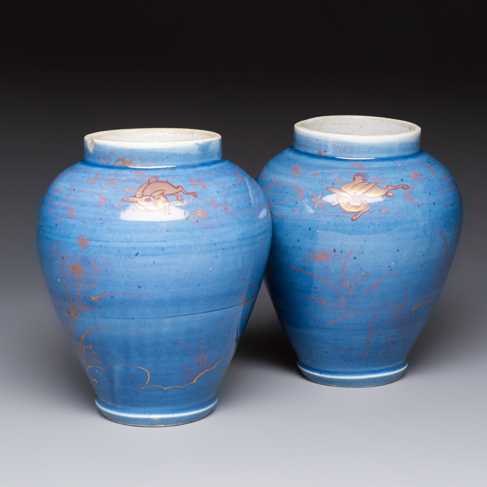 A rare pair of Japanese gilt-decorated powder-blue-ground vases, Edo, late 17th C.: A rare pair of Japanese gilt-decorated powder-blue-ground vases, Edo, late 17th C. H.: 17,7 cm