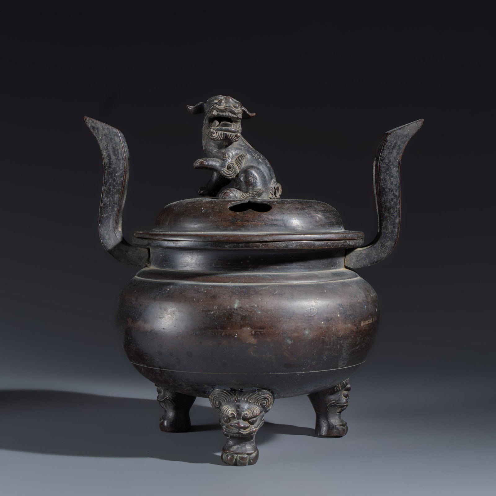 A Japanese bronze tripod censer with handles and cover, Edo, dated 1777: A Japanese bronze tripod censer with handles and cover, Edo, dated 1777 L.: 31 cm - H.: 32,8 cm Weight: approx. 5,8 kilograms