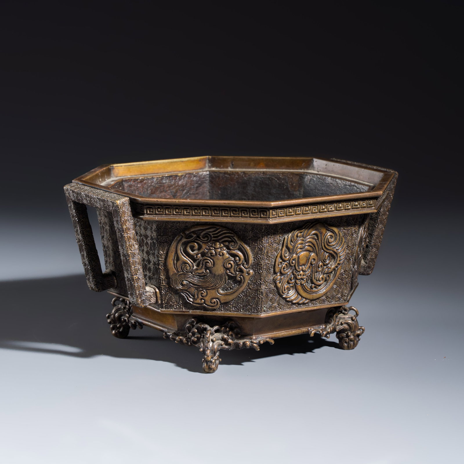 A Japanese octagonal bronze censer, nine-character mark, Murata Seimin, 19th C.: A Japanese octagonal bronze censer, nine-character mark, Murata Seimin, 19th C. L.: 19,9 cm - H.: 9,9 cm | incl. handles Weight: 1831 grams
