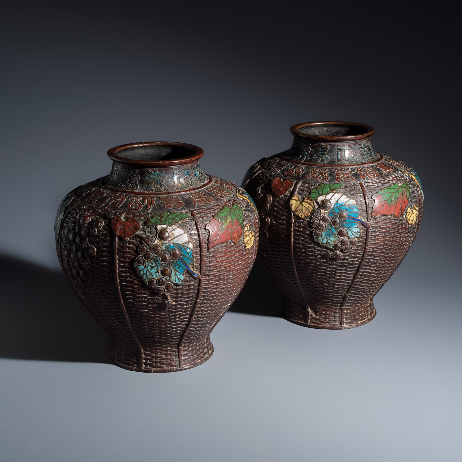 A pair of inscribed Japanese bronze champleve vases, Meiji, 19th C.: A pair of inscribed Japanese bronze champleve vases, Meiji, 19th C. H.: 30,4 cm Total weight: approx. 14,5 kilograms
