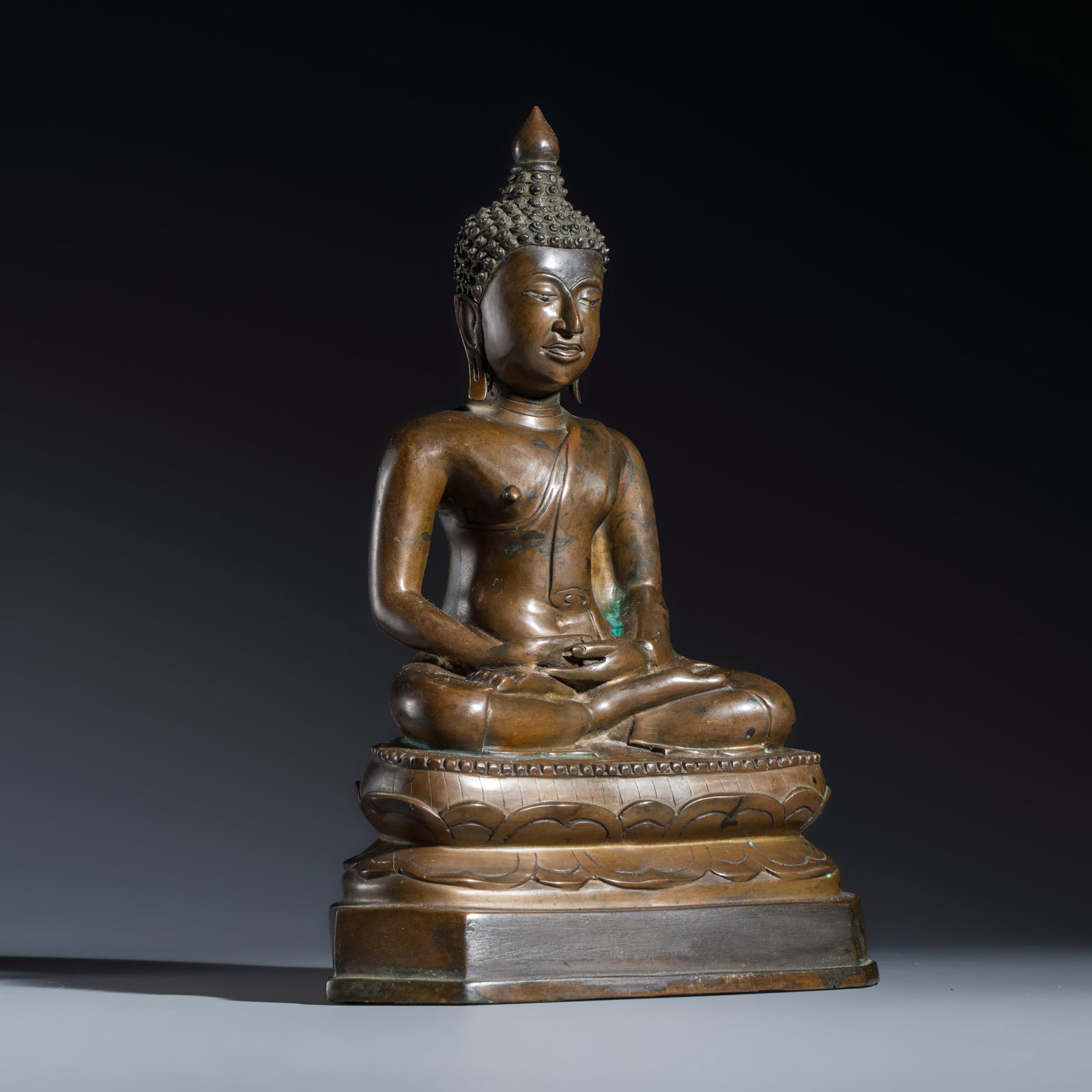 A Thai bronze figure of a seated Buddha Shakyamuni, 19th C.: A Thai bronze figure of a seated Buddha Shakyamuni, 19th C. Dim: 19,3 x 11,7 x 27,2 cm Weight: approx. 2,5 kilograms