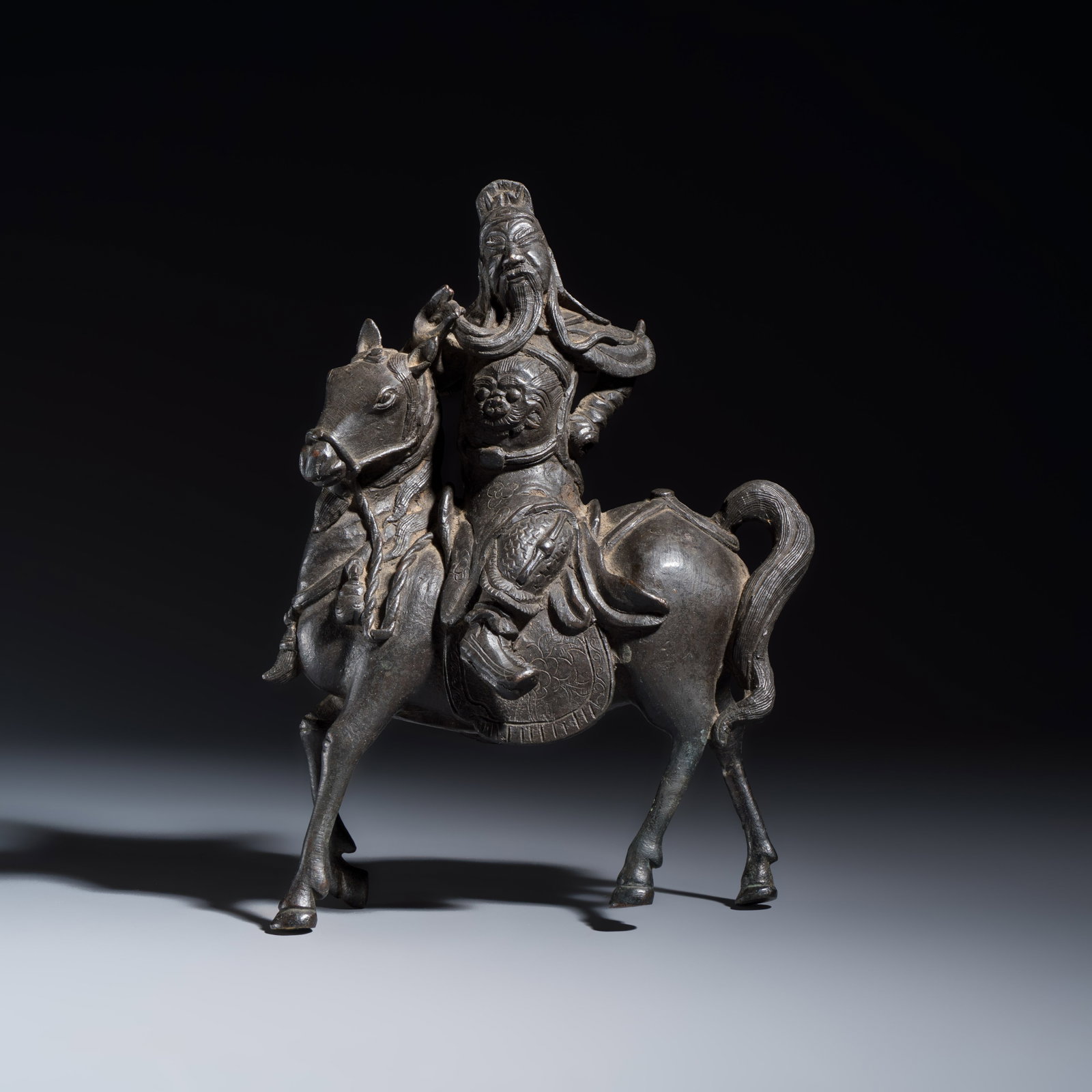 A Chinese bronze model of Guandi on horseback, Ming: A Chinese bronze model of Guandi on horseback, Ming Dim: 19 x 11 x 25,7 cm Weight: 3 kilograms