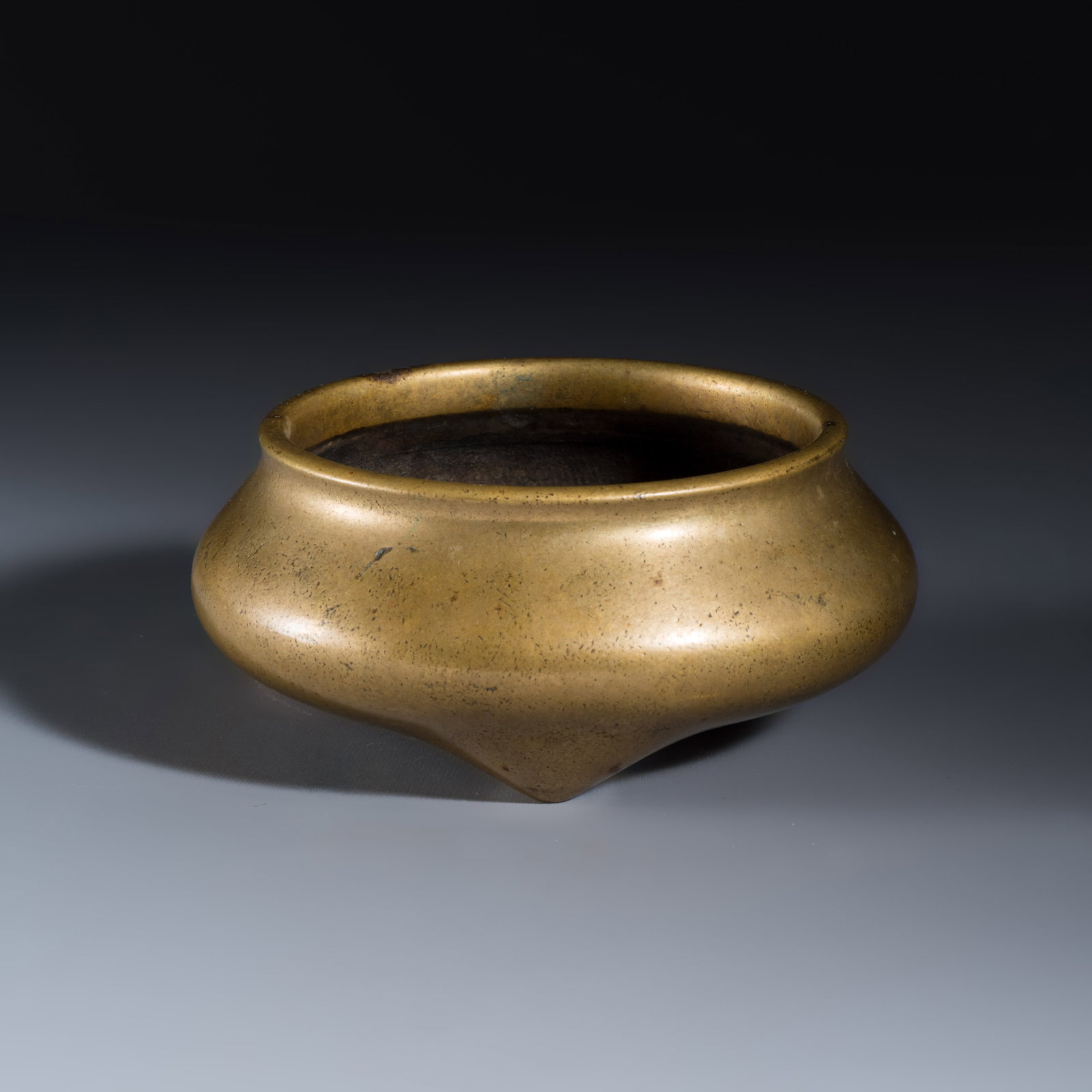 A Chinese bronze tripod censer, Xuande mark, 17th C. (1 of 7)