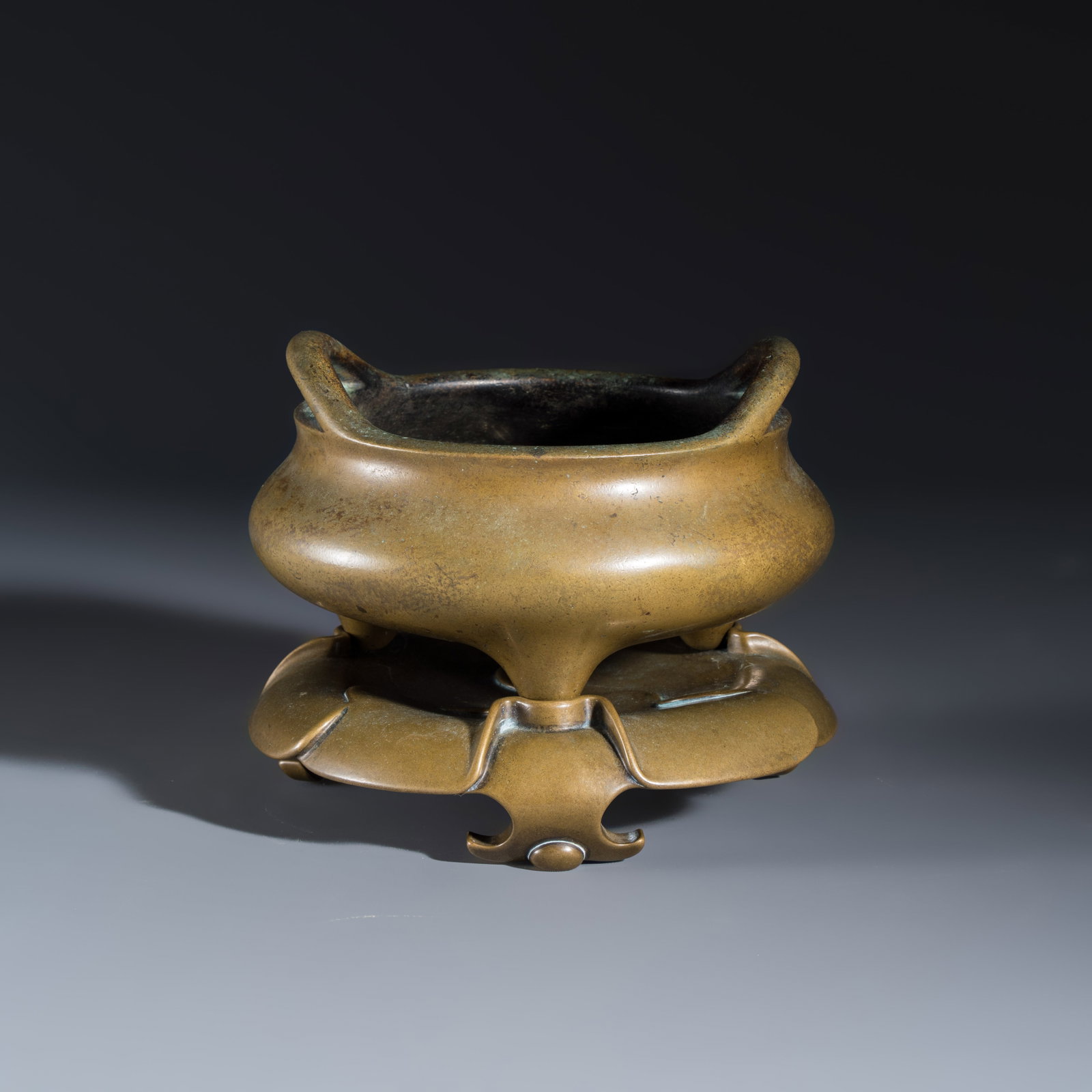 A Chinese bronze tripod censer with handles and stand, Xuande mark, 17th C. (1 of 9)