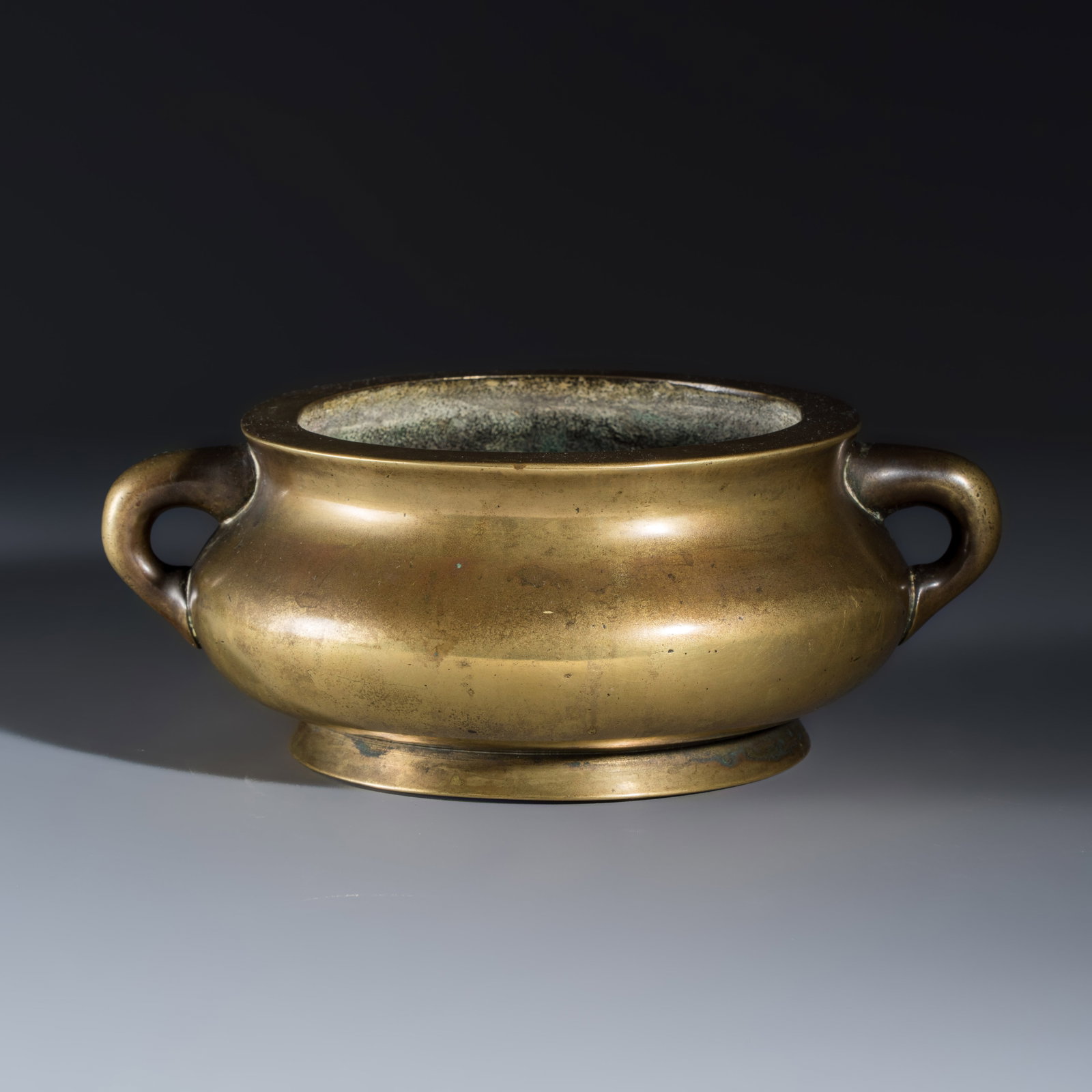 A Chinese bronze censer with loop-handles, Xuande mark, 19th C.: A Chinese bronze censer with loop-handles, Xuande mark, 19th C. Dia.: 21 cm - H.: 8,2 cm | incl. handles Weight: 1670 grams