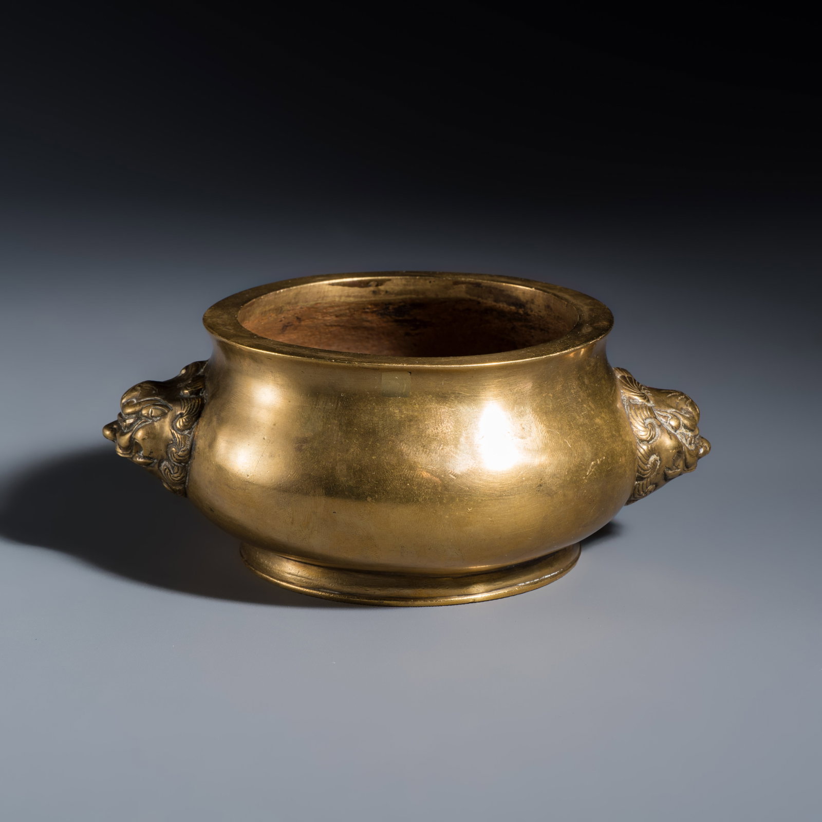 A Chinese bronze censer with lion handles, 19/20th C.: A Chinese bronze censer with lion handles, 19/20th C. L.: 15,5 cm - H.: 6,3 cm | incl. handles Weight: 739 grams