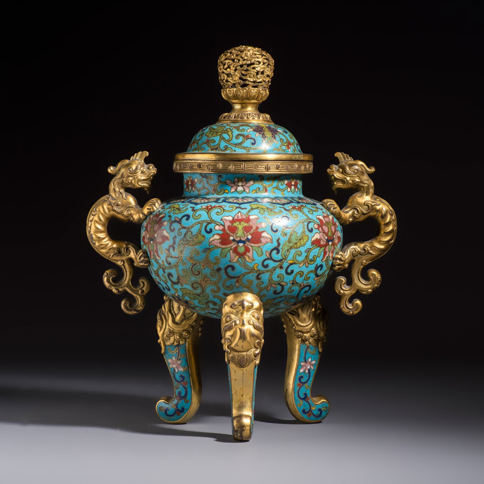 A Chinese cloisonne tripod censer and cover, Qianlong: A Chinese cloisonne tripod censer and cover, Qianlong L.: 26,5 cm - H.: 34,4 cm | incl. cover and handles