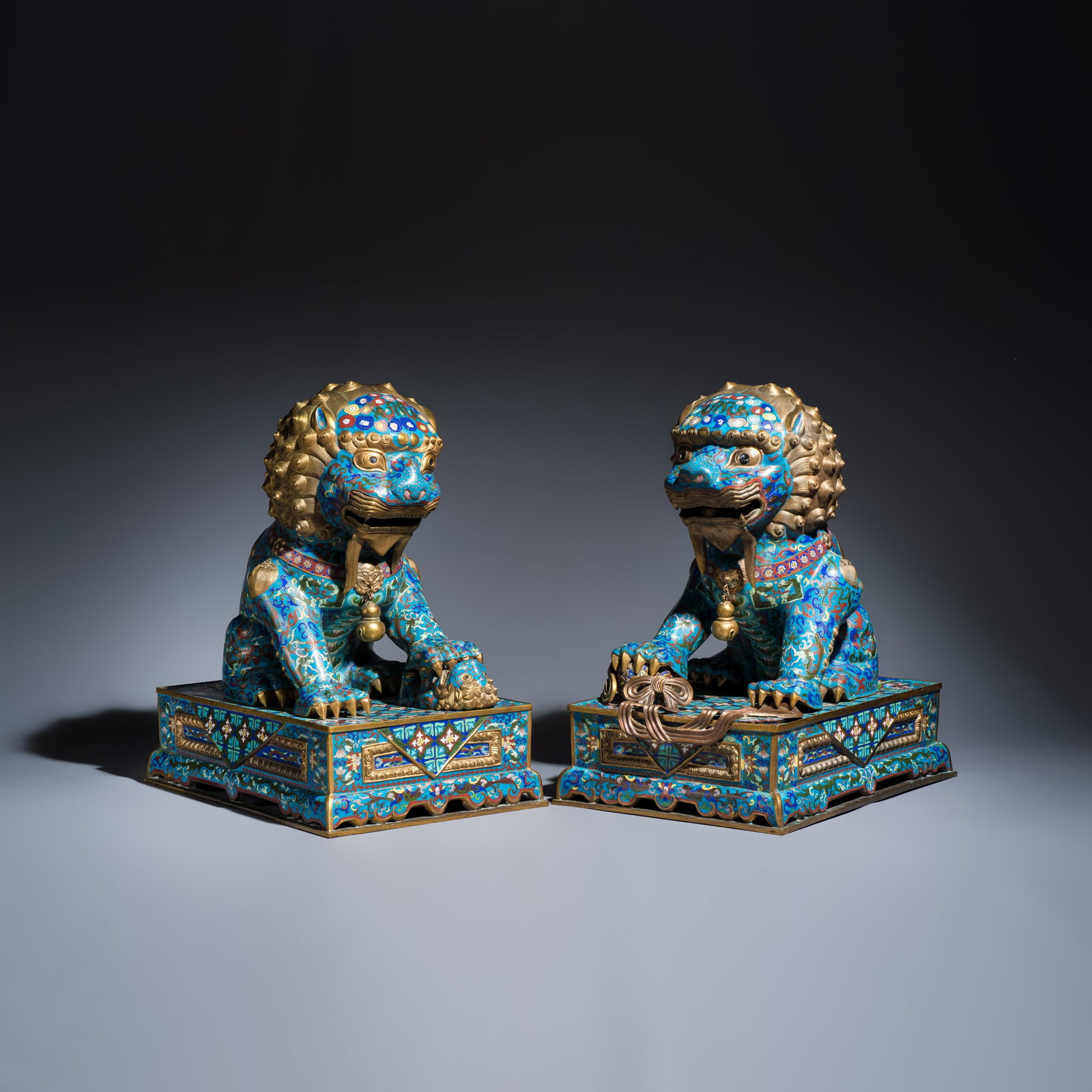 A pair of large Chinese cloisonne Buddhist lions, 20th C.: A pair of large Chinese cloisonne Buddhist lions, 20th C. Dim: 45,1 x 31,7 x 50 cm
