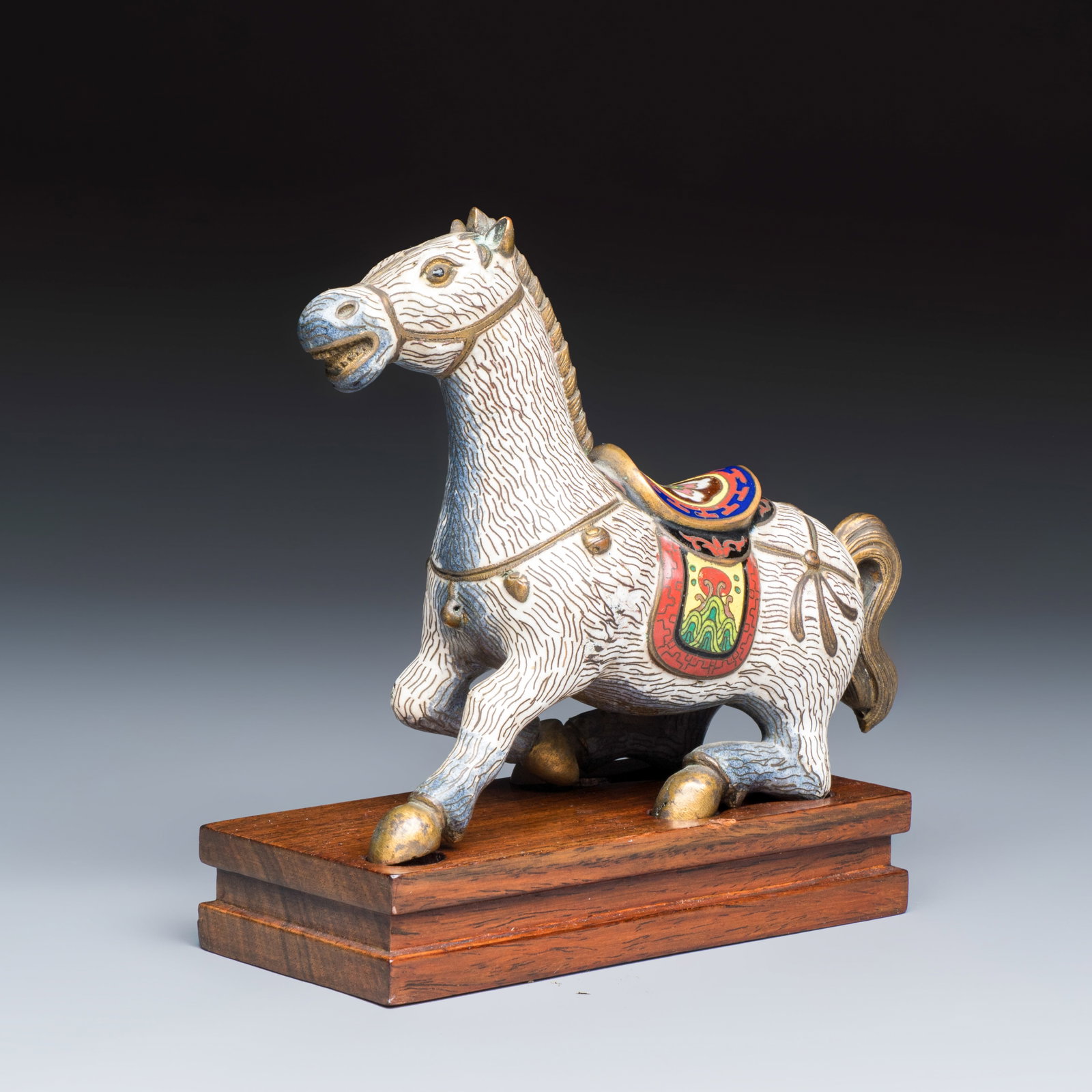 A Chinese cloisonne model of a horse, 20th C.: A Chinese cloisonne model of a horse, 20th C. Dim: 15,2 x 6,2 x 14,8 cm | incl. stand Dim: 15 x 5,2 x 12,2 cm | excl. stand