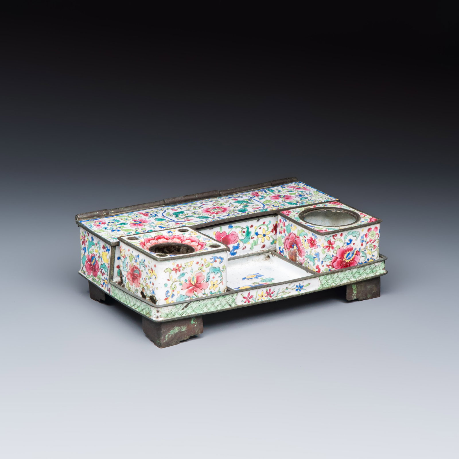 A Chinese Canton enamel rectangular writing desk set, Qianlong: A Chinese Canton enamel rectangular writing desk set, Qianlong Dim: 22 x 13,6 x 7 cm