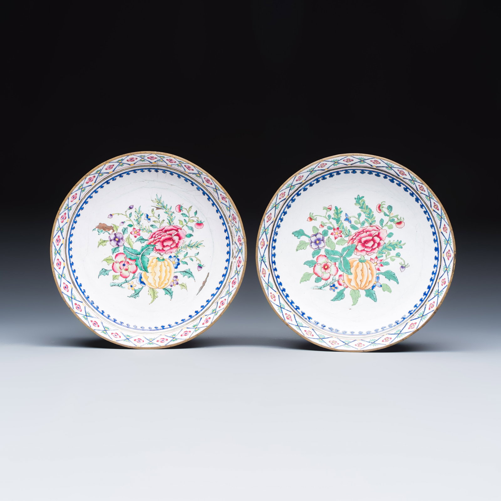 A pair of Chinese Canton enamel plates with floral design, Yongzheng/Qianlong: A pair of Chinese Canton enamel plates with floral design, Yongzheng/Qianlong Dia.: 22,1 cm