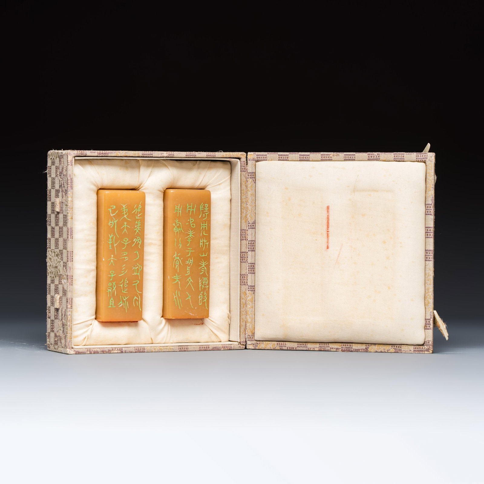 A pair of carved soapstone seals dedicated to Zeng Guoquan (1824–1890), 19th C.: A pair of carved soapstone seals dedicated to Zeng Guoquan (1824–1890), 19th C. Dim: 3,4 x 3,4 x 9,7 cm Total weight: 621 grams Provenance: A Spanish private collection. Acquired from Bonhams, Hong 