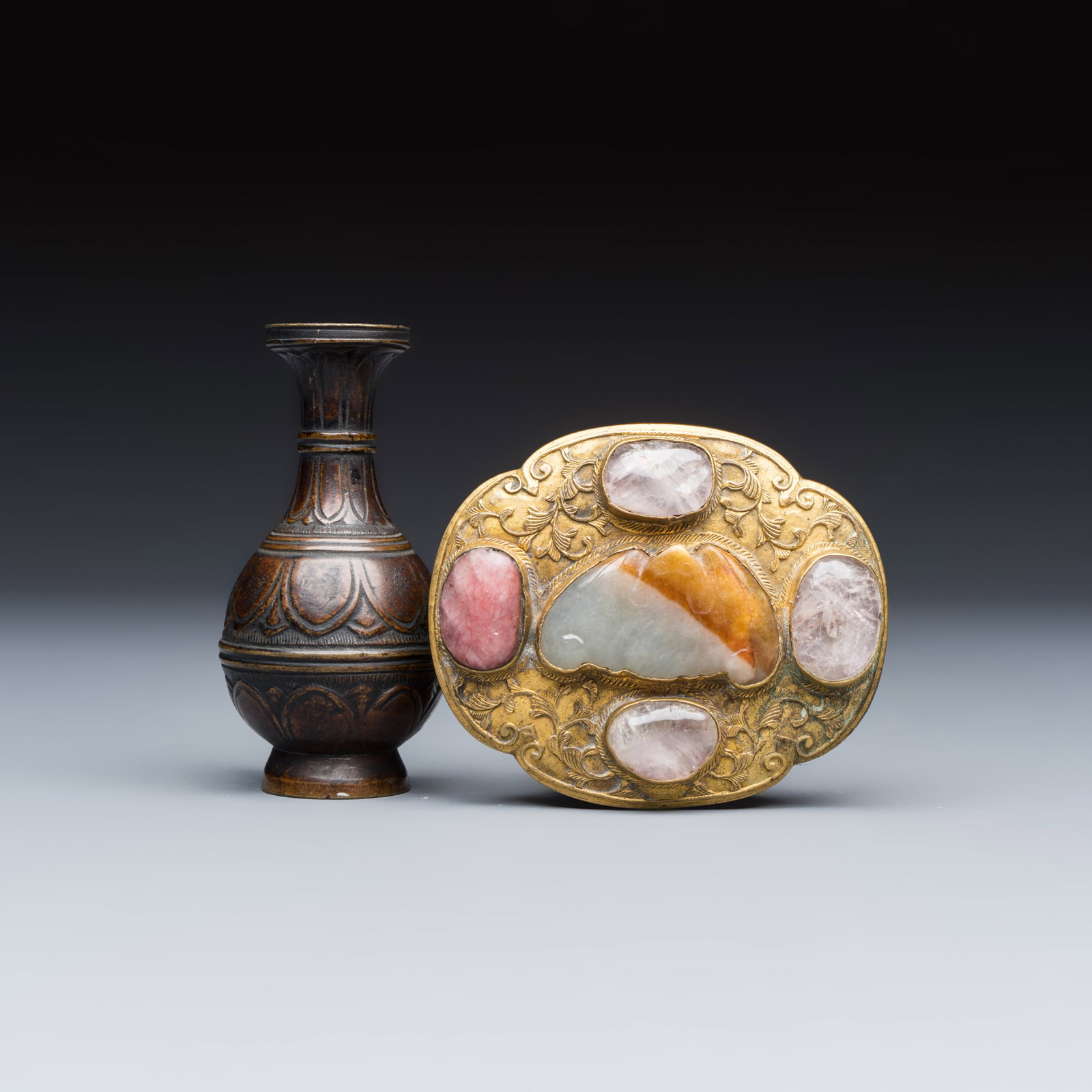 A Chinese bronze miniature vase and a stone-inset gilt-bronze belt buckle, Qing: A Chinese bronze miniature vase and a stone-inset gilt-bronze belt buckle, Qing H.: 8,4 cm | the vase L.: 8 cm - H.: 6,5 cm | the belt Weight: - 126 grams, the vase - 119 grams, the belt