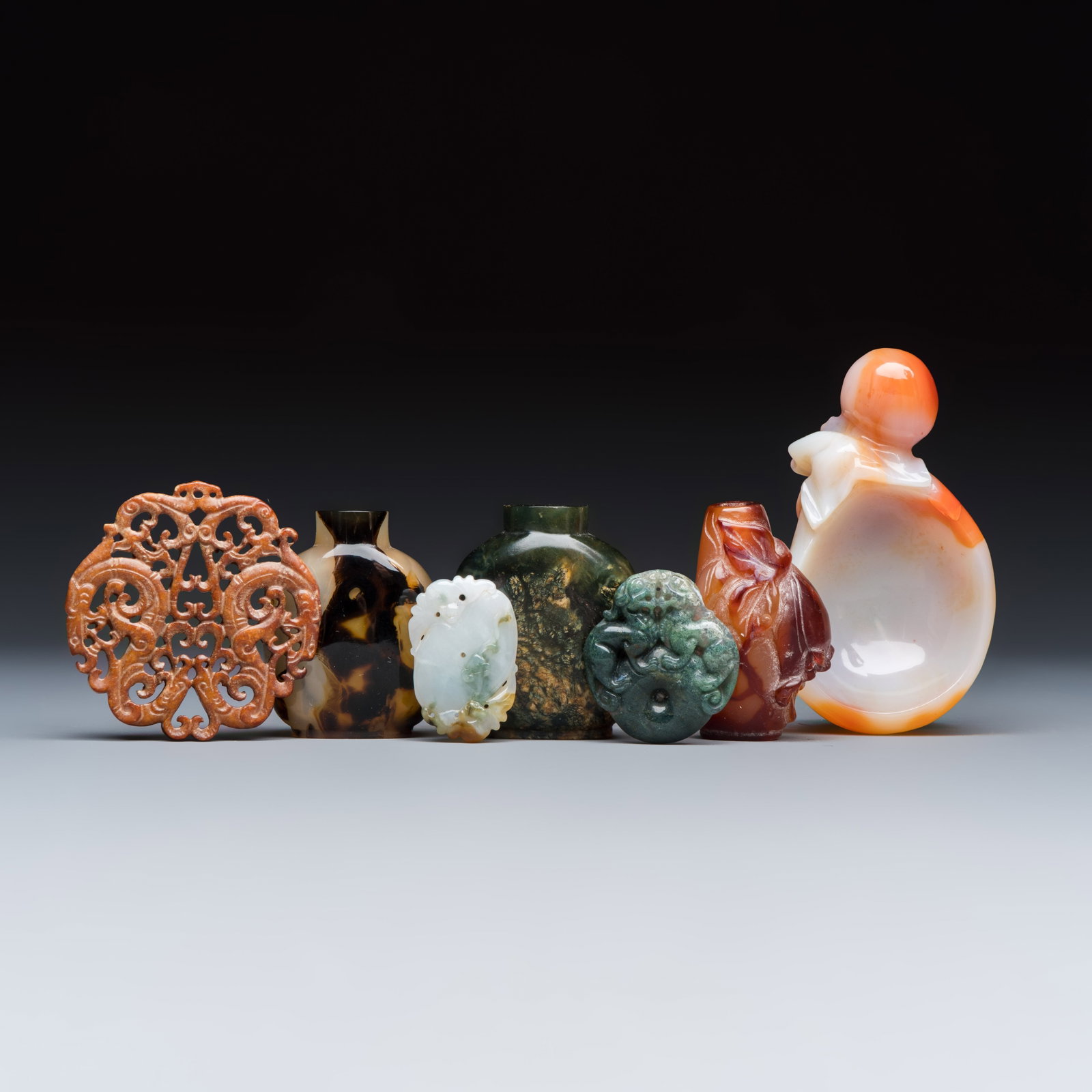 Seven Chinese jade, jadeite and agate wares, including snuff bottles, 19/20th C.: Seven Chinese jade, jadeite and agate wares, including snuff bottles, 19/20th C. Dim: 10 x 5,8 x 3,3 cm | the largest L.: 4,8 cm - H.: 2,8 cm | the smallest