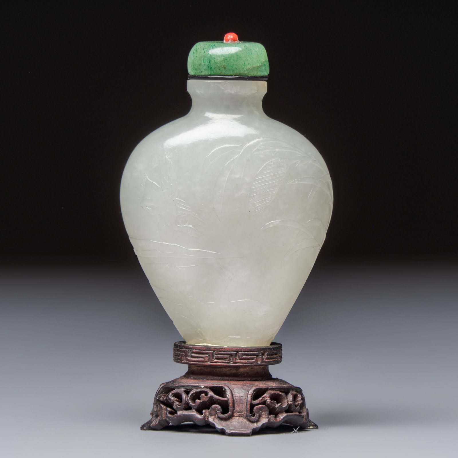 A Chinese carved white jade 'Geese' snuff bottle on a wooden stand, 18/19th C.: A Chinese carved white jade 'Geese' snuff bottle on a wooden stand, 18/19th C. H.: 8 cm | incl. stopper and stand H.: 6,3 cm | incl. stopper, excl. stand Weight: 61 grams, incl. stand