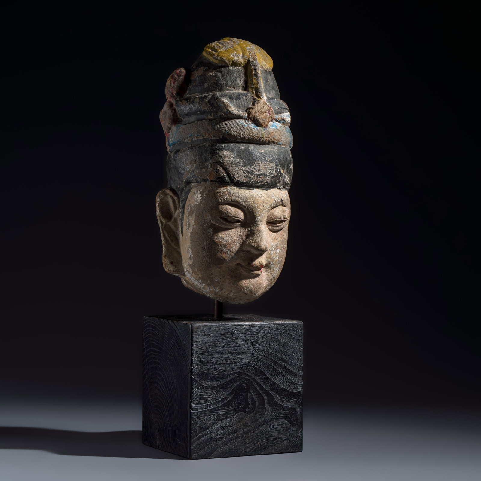 A Chinese polychromed carved stone head on a stand, Ming: A Chinese polychromed carved stone head on a stand, Ming H.: 51,5 cm | incl. stand H.: 33,5 cm | excl. stand