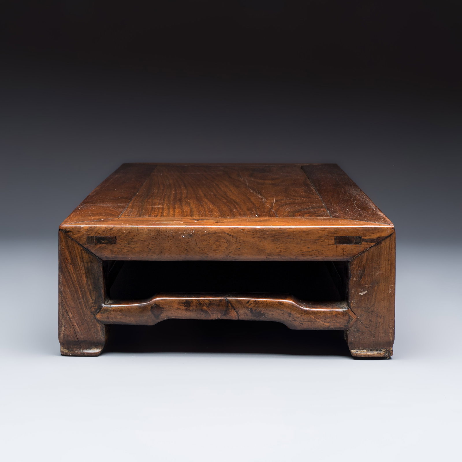 A Chinese rectangular hongmu stand, 19th C. - 4