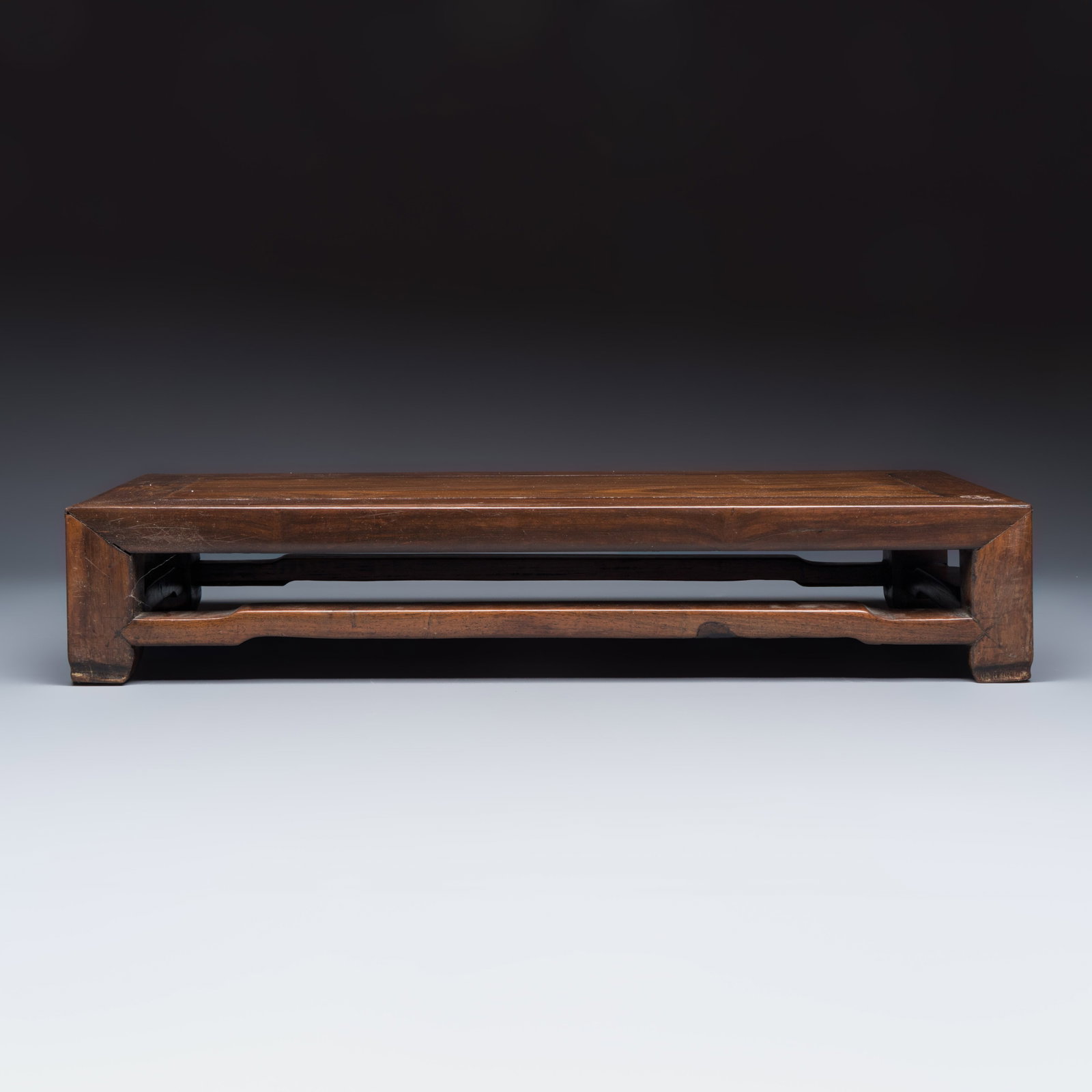 A Chinese rectangular hongmu stand, 19th C. - 5