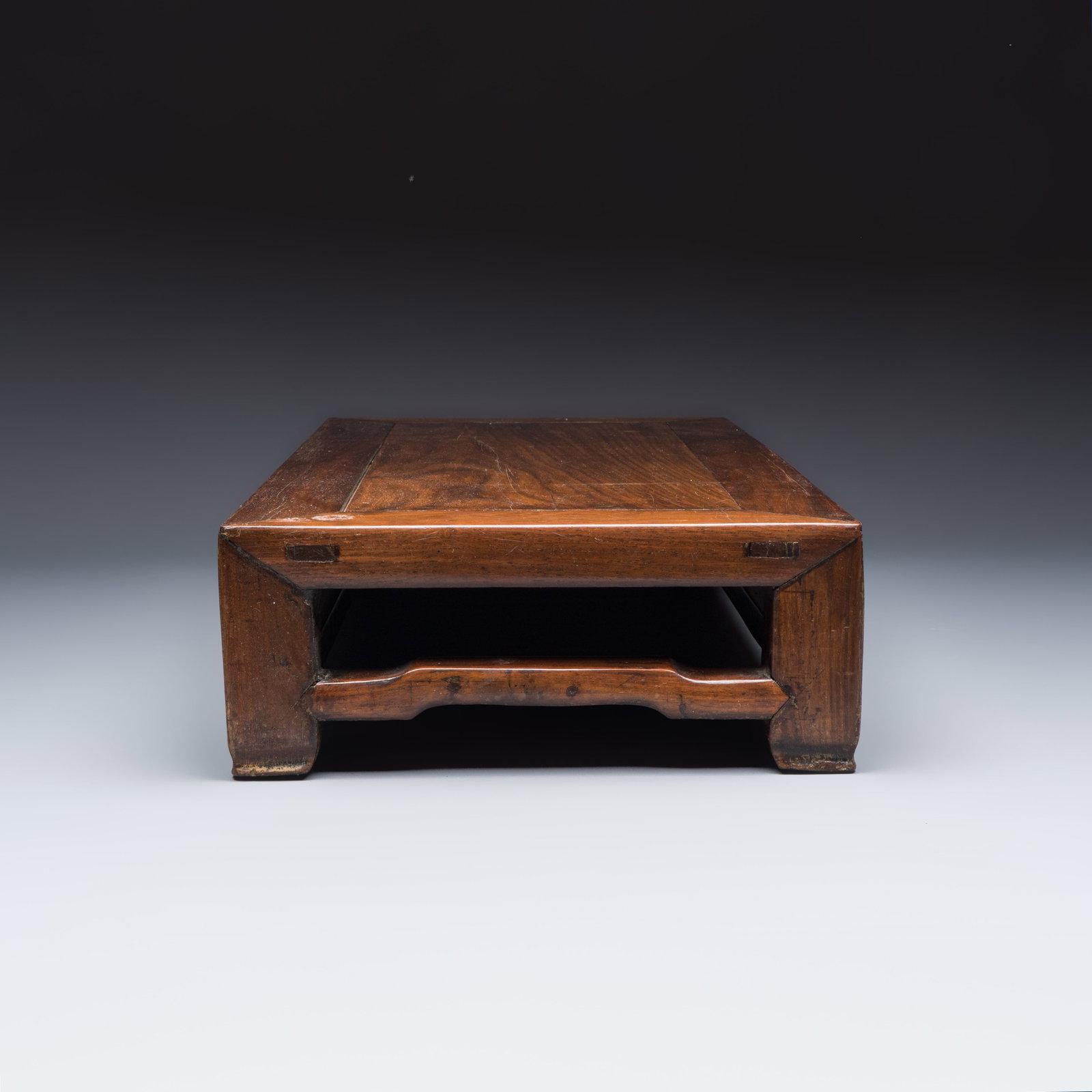A Chinese rectangular hongmu stand, 19th C. - 6