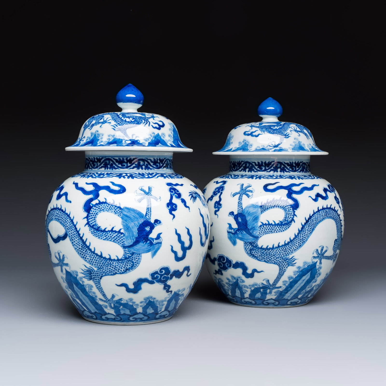 A pair of Chinese blue and white 'Dragon' jars and covers, Jiajing mark, 19th C.: A pair of Chinese blue and white 'Dragon' jars and covers, Jiajing mark, 19th C. H.: 30 cm | incl. covers