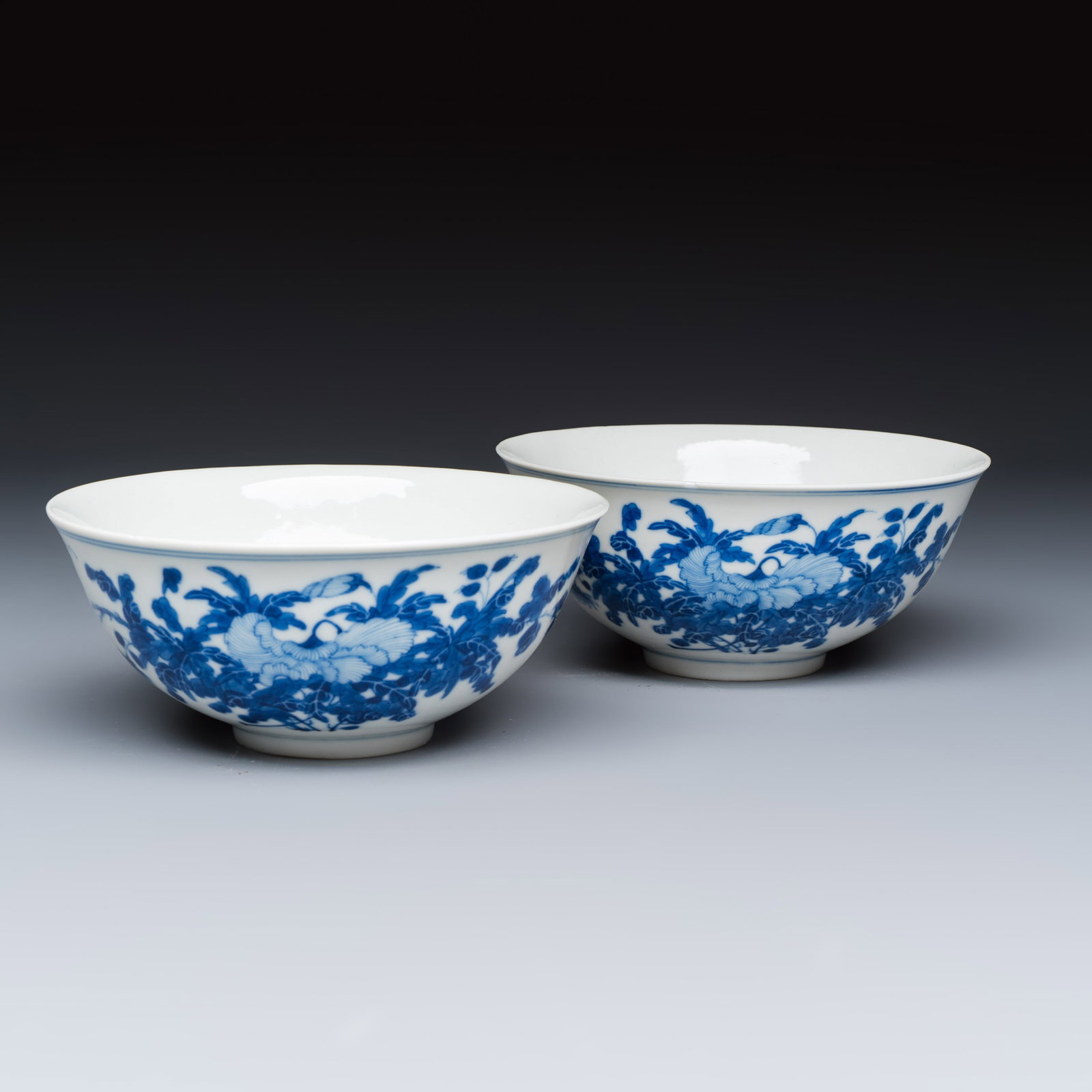 A pair of Chinese blue and white 'Poppy' bowls, Guangxu mark and of the period: A pair of Chinese blue and white 'Poppy' bowls, Guangxu mark and of the period Dia.: 14,3 cm - H.: 6,3 cm
