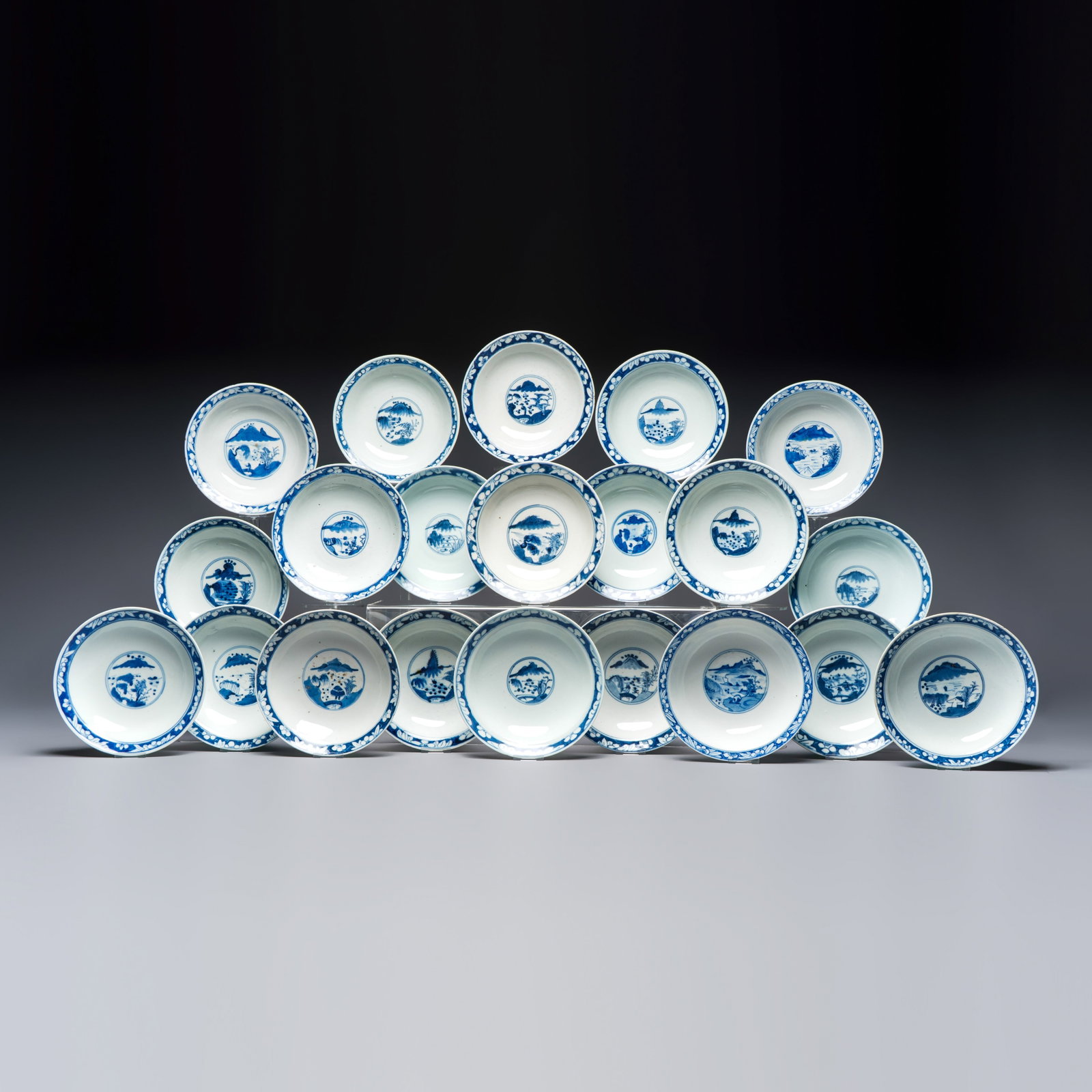 A large collection of 21 Chinese blue and white 'Sanxing' bowls, 19th C.: A large collection of 21 Chinese blue and white 'Sanxing' bowls, 19th C. Dia.: 20,5 cm - H.: 6,3 cm