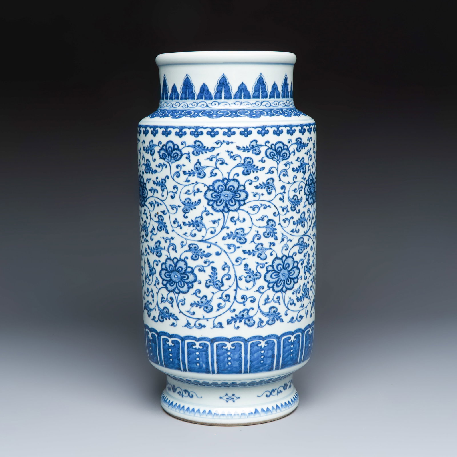 A Chinese blue and white 'lotus scroll' vase, 19/20th C.: A Chinese blue and white 'lotus scroll' vase, 19/20th C. H.: 40 cm