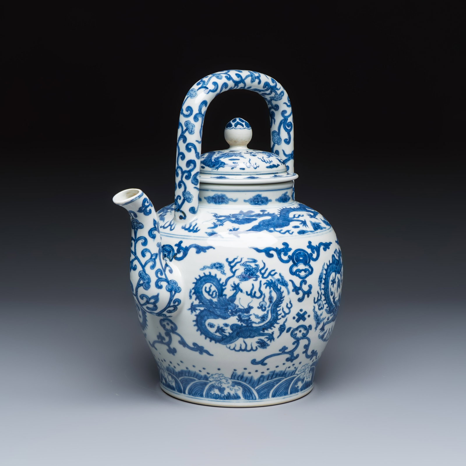 A large Chinese blue and white 'Nine Dragons' wine pot, Longqing mark, 20th C.: A large Chinese blue and white 'Nine Dragons' wine pot, Longqing mark, 20th C. L.: 28 cm - H.: 33,5 cm
