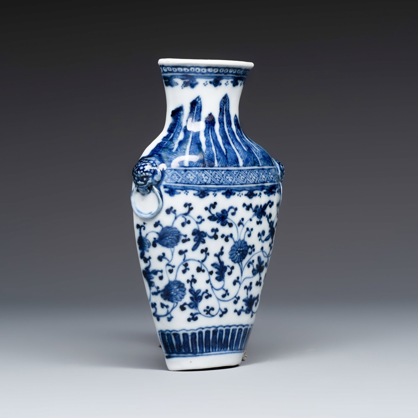 A Chinese blue and white 'Flower Scroll' wall pocket vase, Qianlong: A Chinese blue and white 'Flower Scroll' wall pocket vase, Qianlong H.: 17,6 cm