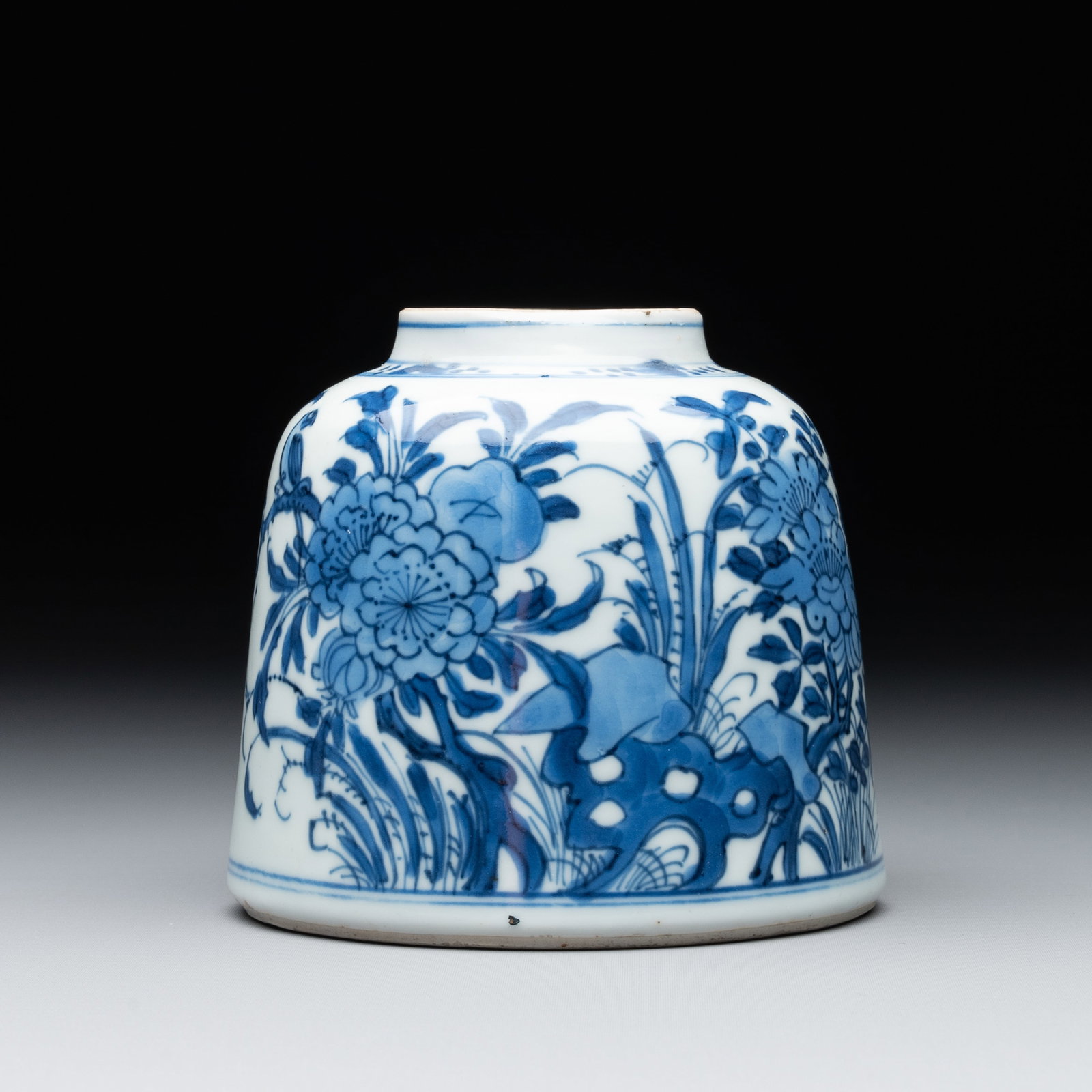 A Chinese blue and white 'Birds among Flowering Branches' bell-shaped water pot, Kangxi: A Chinese blue and white 'Birds among Flowering Branches' bell-shaped water pot, Kangxi Dia.: 9 cm - H.: 8,5 cm