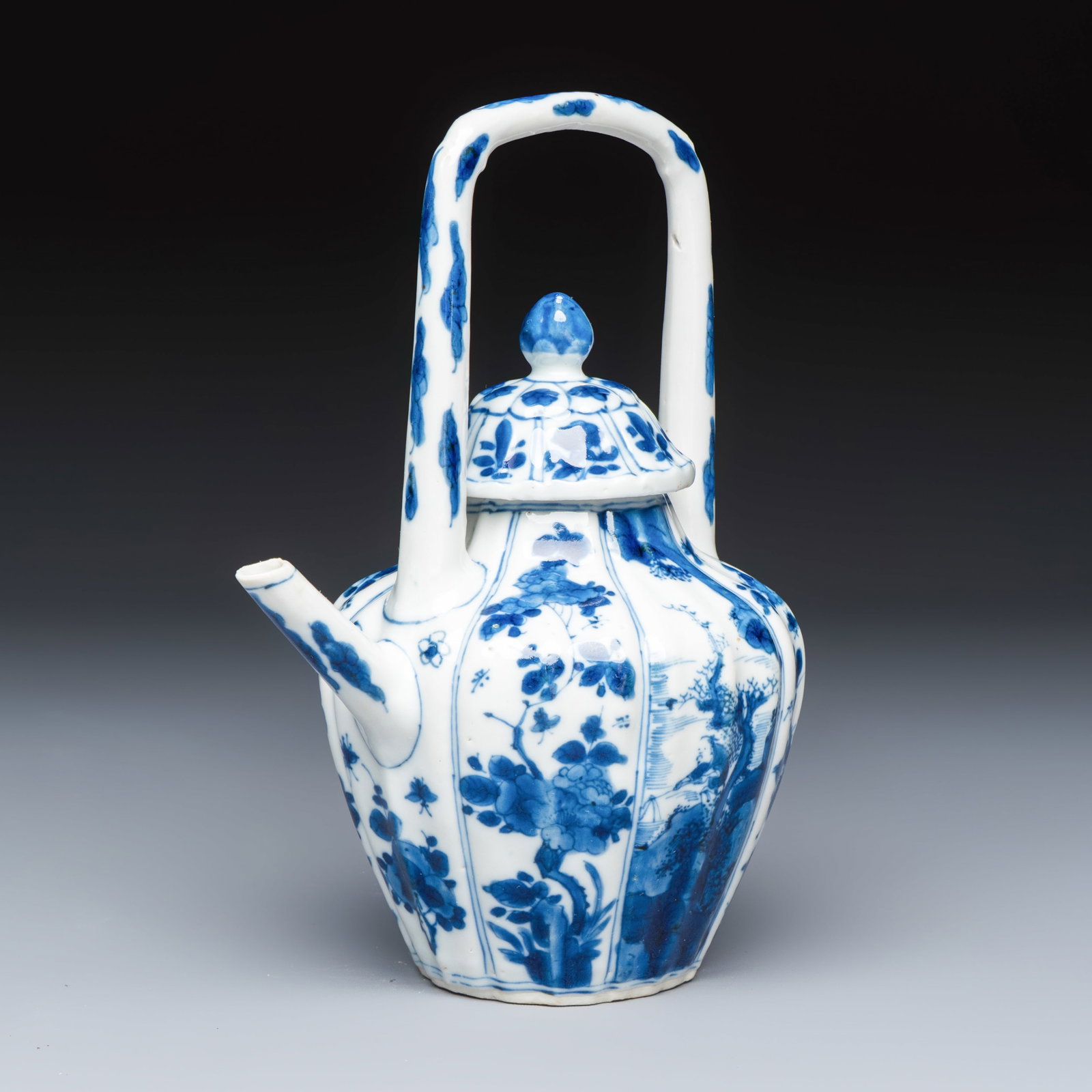 A Chinese blue and white 'Fisherman and Antiquities' teapot and cover, Kangxi: A Chinese blue and white 'Fisherman and Antiquities' teapot and cover, Kangxi L.: 13,2 cm - H.: 17,3 cm