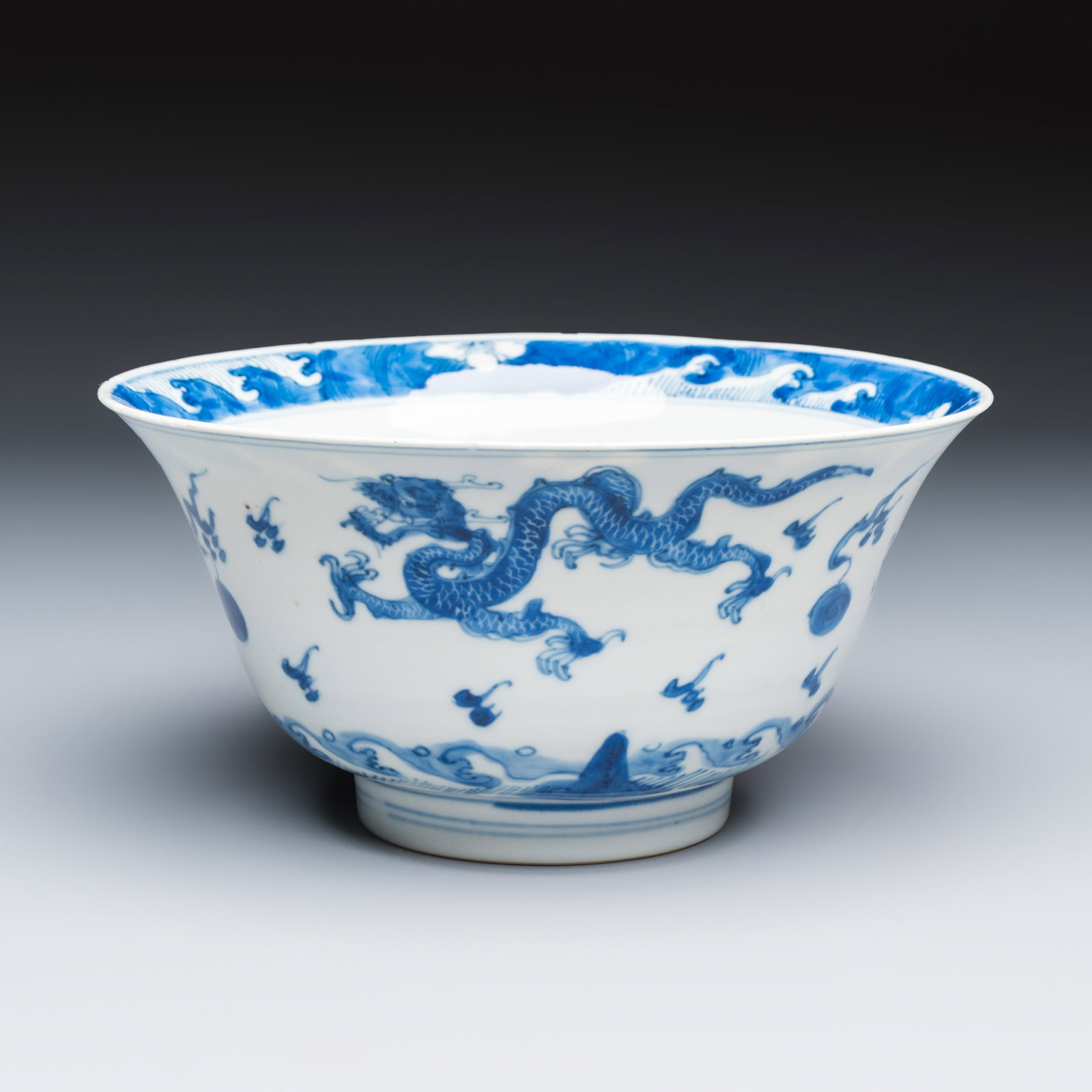A Chinese blue and white 'Dragons and Leaping Carp' bowl, Kangxi: A Chinese blue and white 'Dragons and Leaping Carp' bowl, Kangxi Dia.: 20 cm - H.: 10 cm