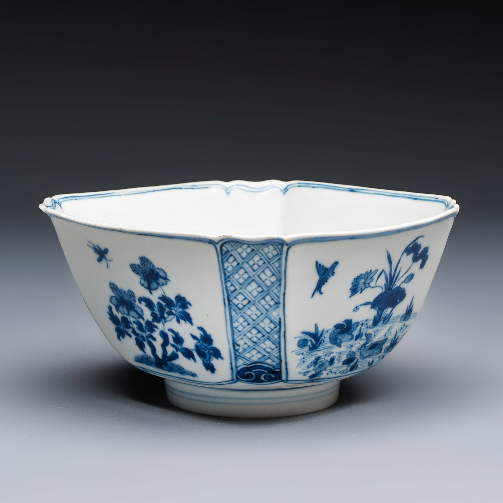 A Chinese blue and white 'Birds and Flowers' square bowl, Chenghua mark, Kangxi: A Chinese blue and white 'Birds and Flowers' square bowl, Chenghua mark, Kangxi Dim: 15 x 14,8 x 7,5 cm