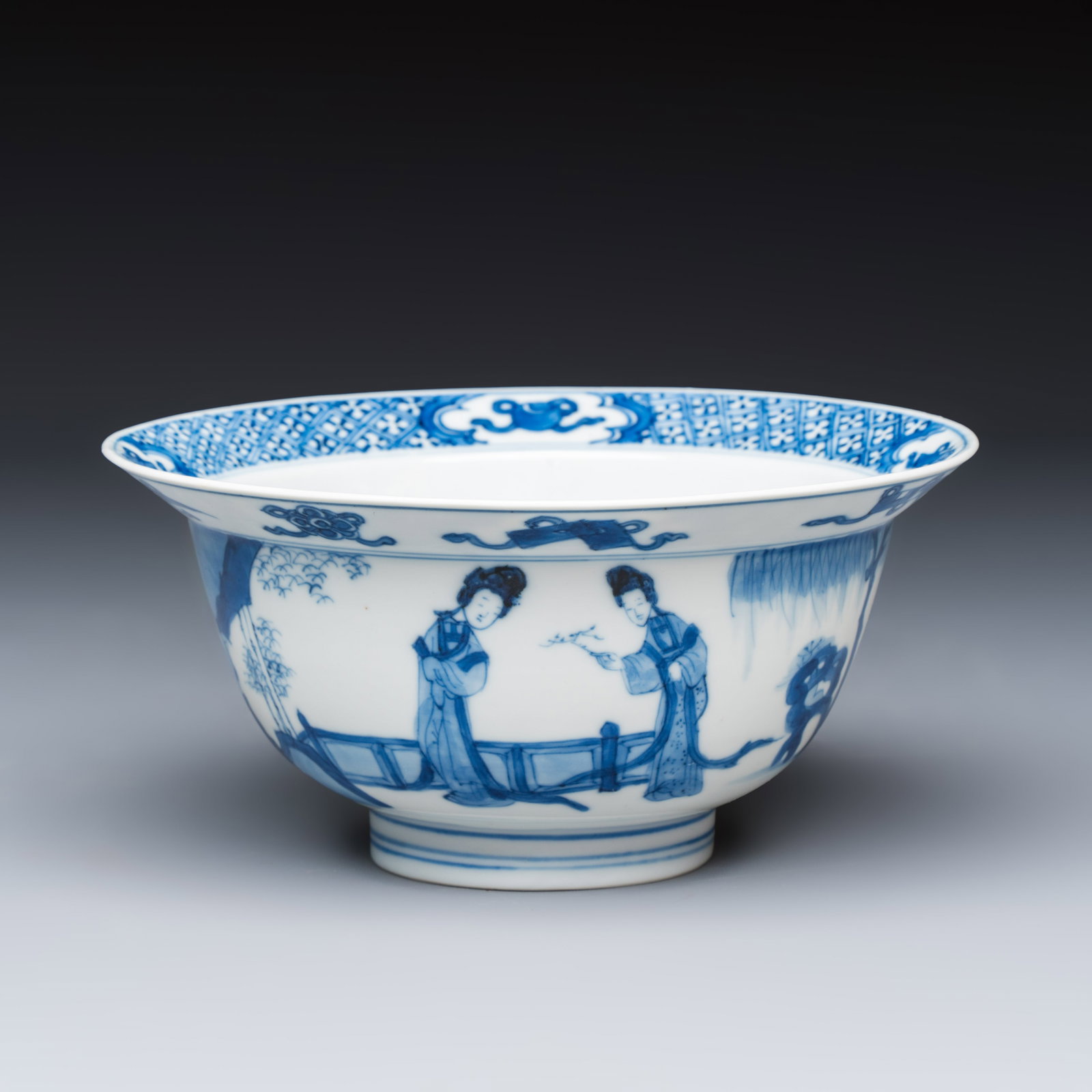 A Chinese blue and white 'Elegant Ladies and Playing Boy' 'Klapmuts' bowl, Chenghua mark, Kangxi: A Chinese blue and white 'Elegant Ladies and Playing Boy' 'Klapmuts' bowl, Chenghua mark, Kangxi Dia.: 16 cm - H.: 7,7 cm
