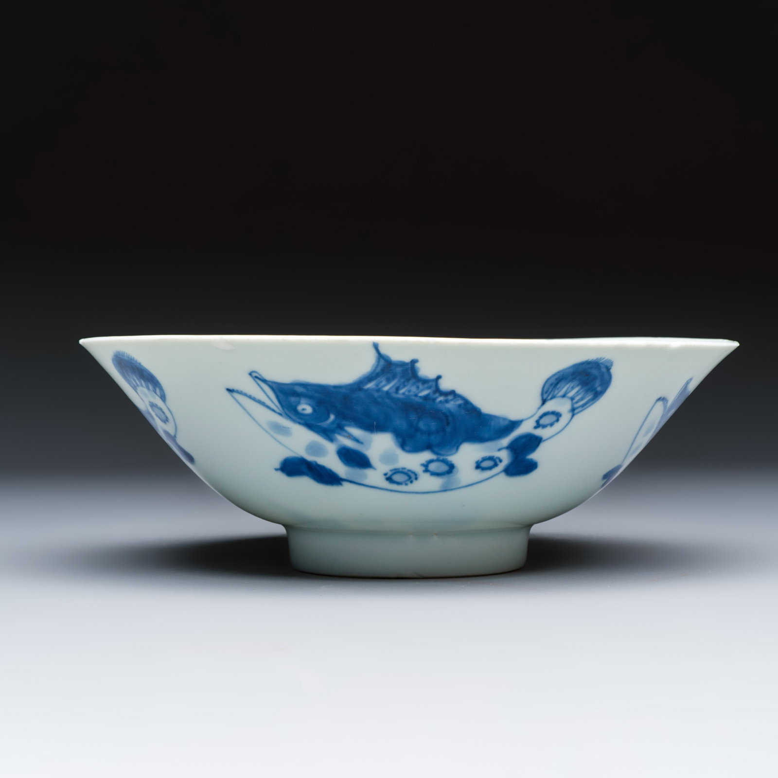 A Chinese blue and white 'Pikes' bowl, Kangxi (1 of 6)