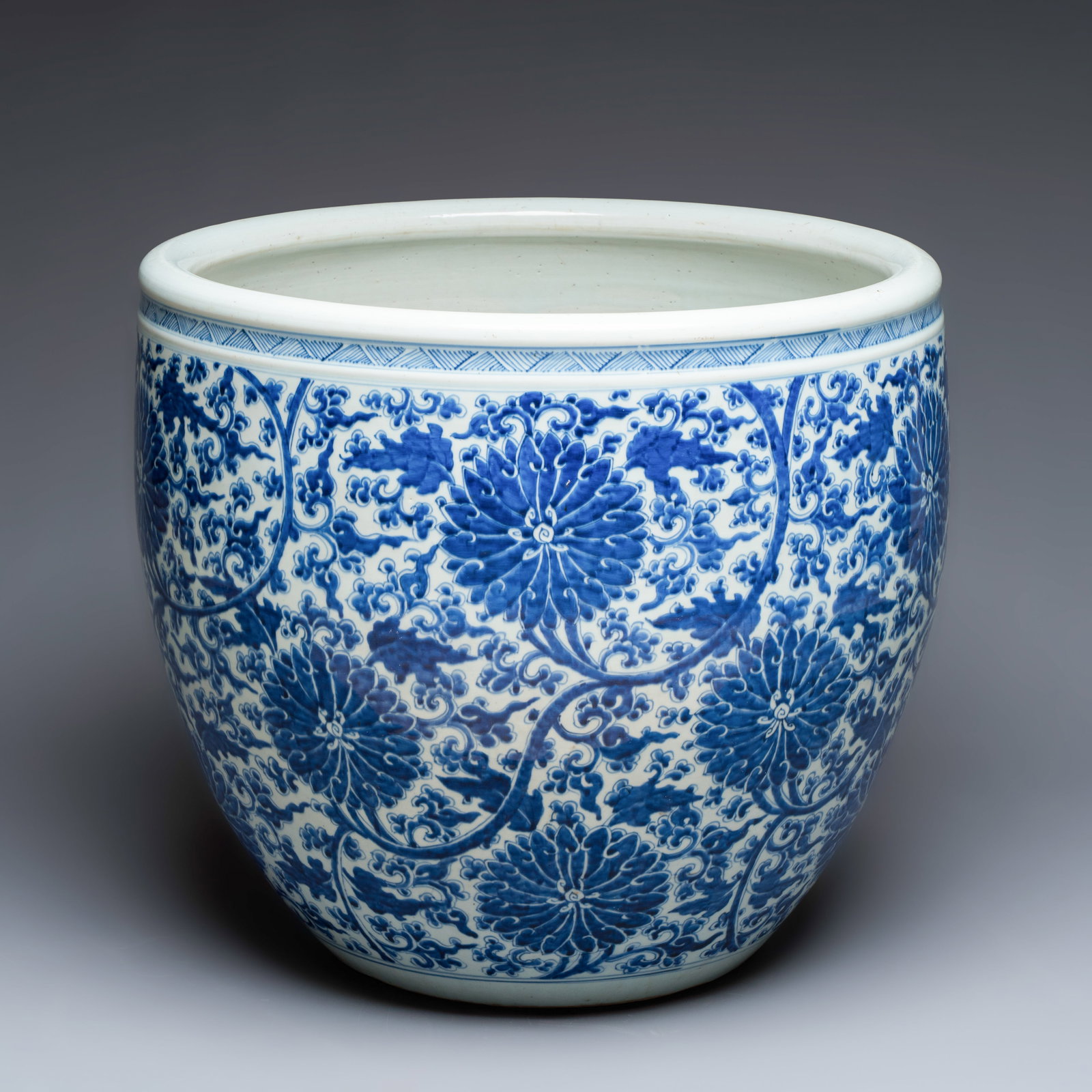 A large Chinese blue and white 'Lotus Scroll' fish bowl, Kangxi: A large Chinese blue and white 'Lotus Scroll' fish bowl, Kangxi Dia.: 54 cm - H.: 48,9 cm